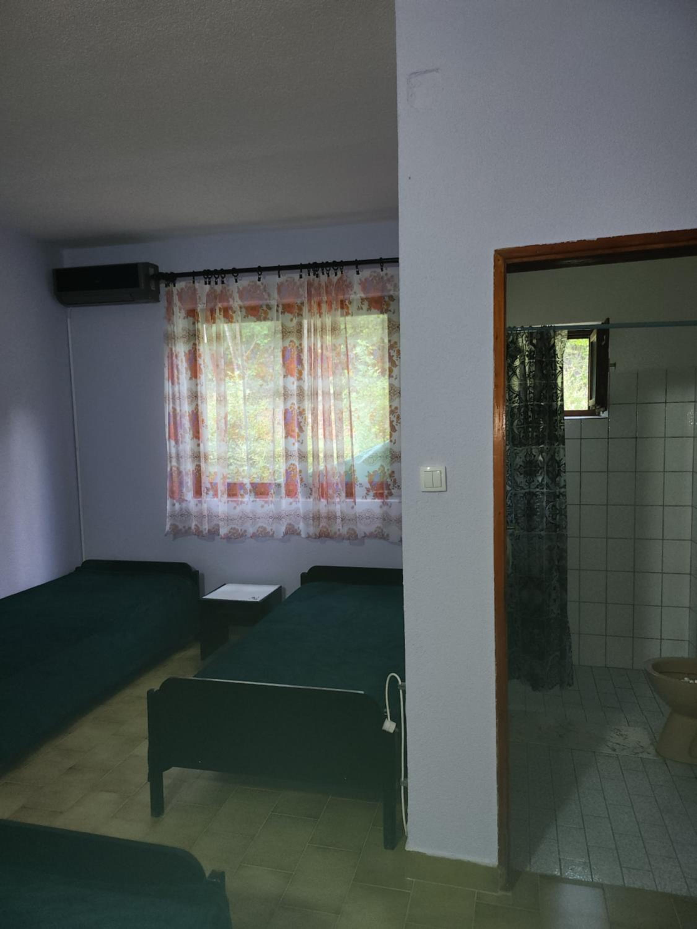 Quadruple Room with Private Bathroom photo 2
