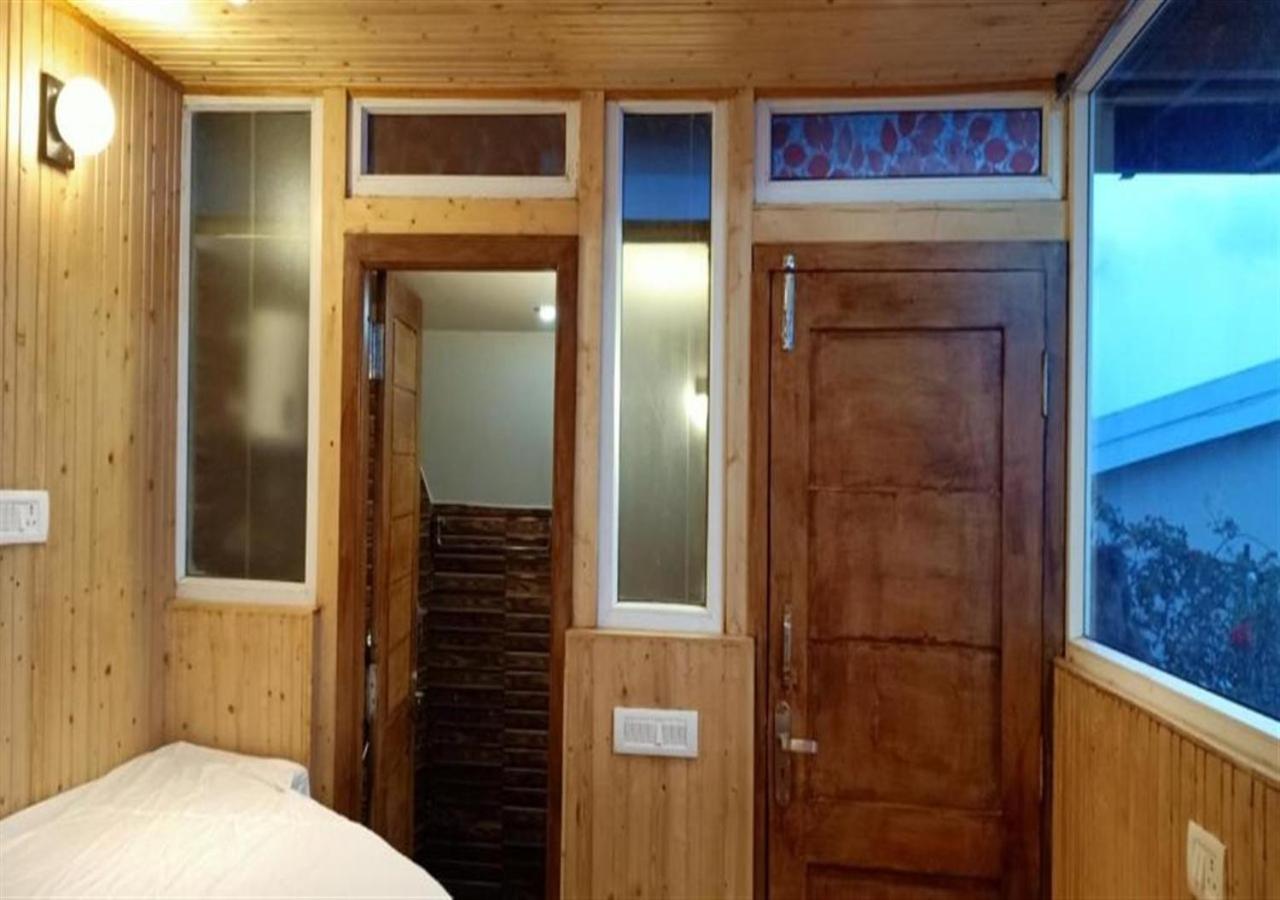 Deluxe Double Room with Balcony - Photo 4