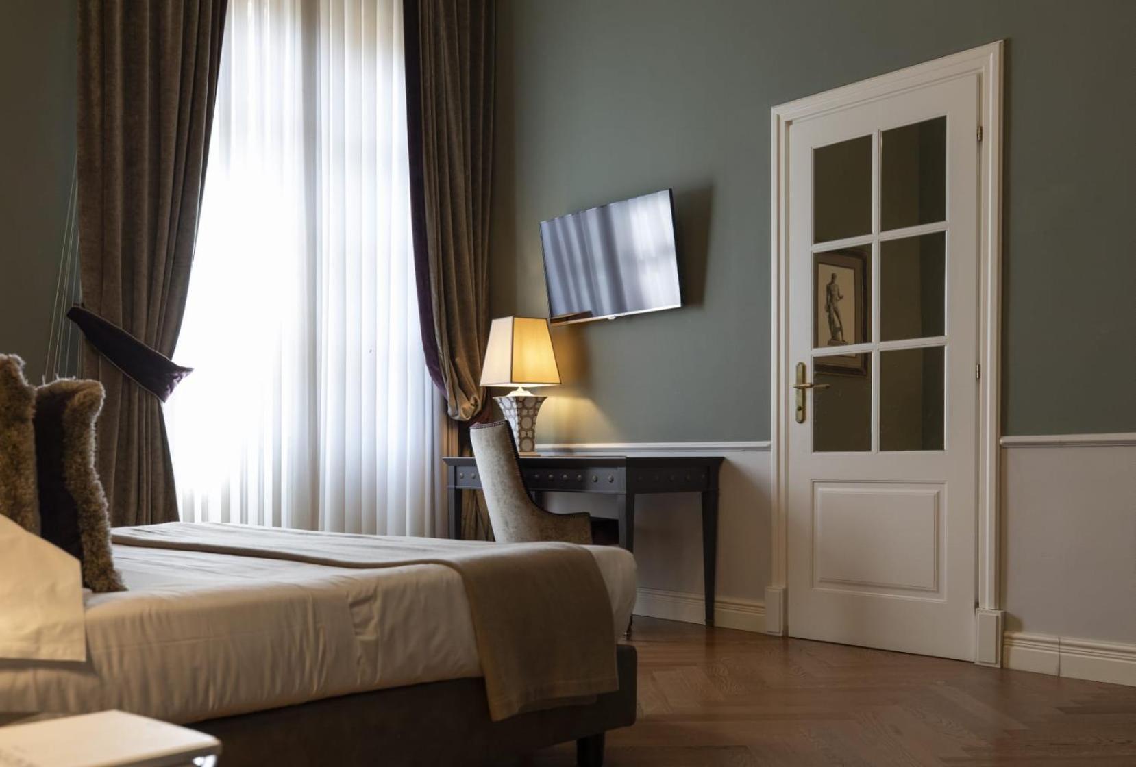 Executive Double Room with Bathtub photo 2