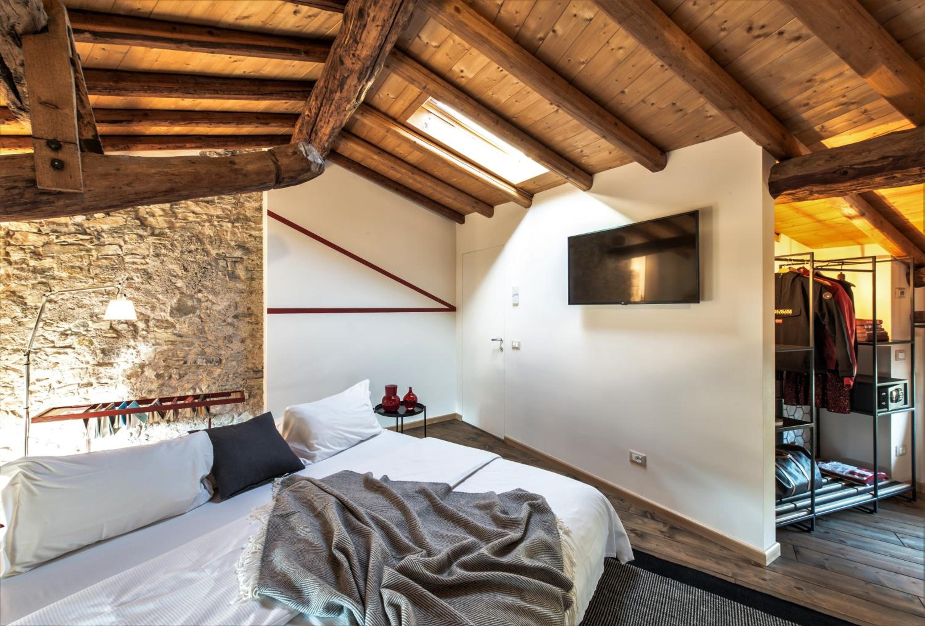 Deluxe King Room - Photo 2