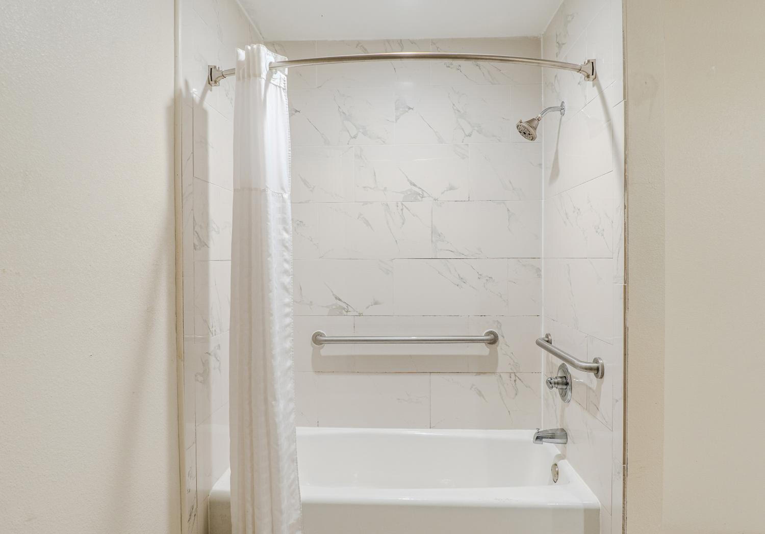 Queen Room with Two Queen Beds - Disability Access - Photo 4