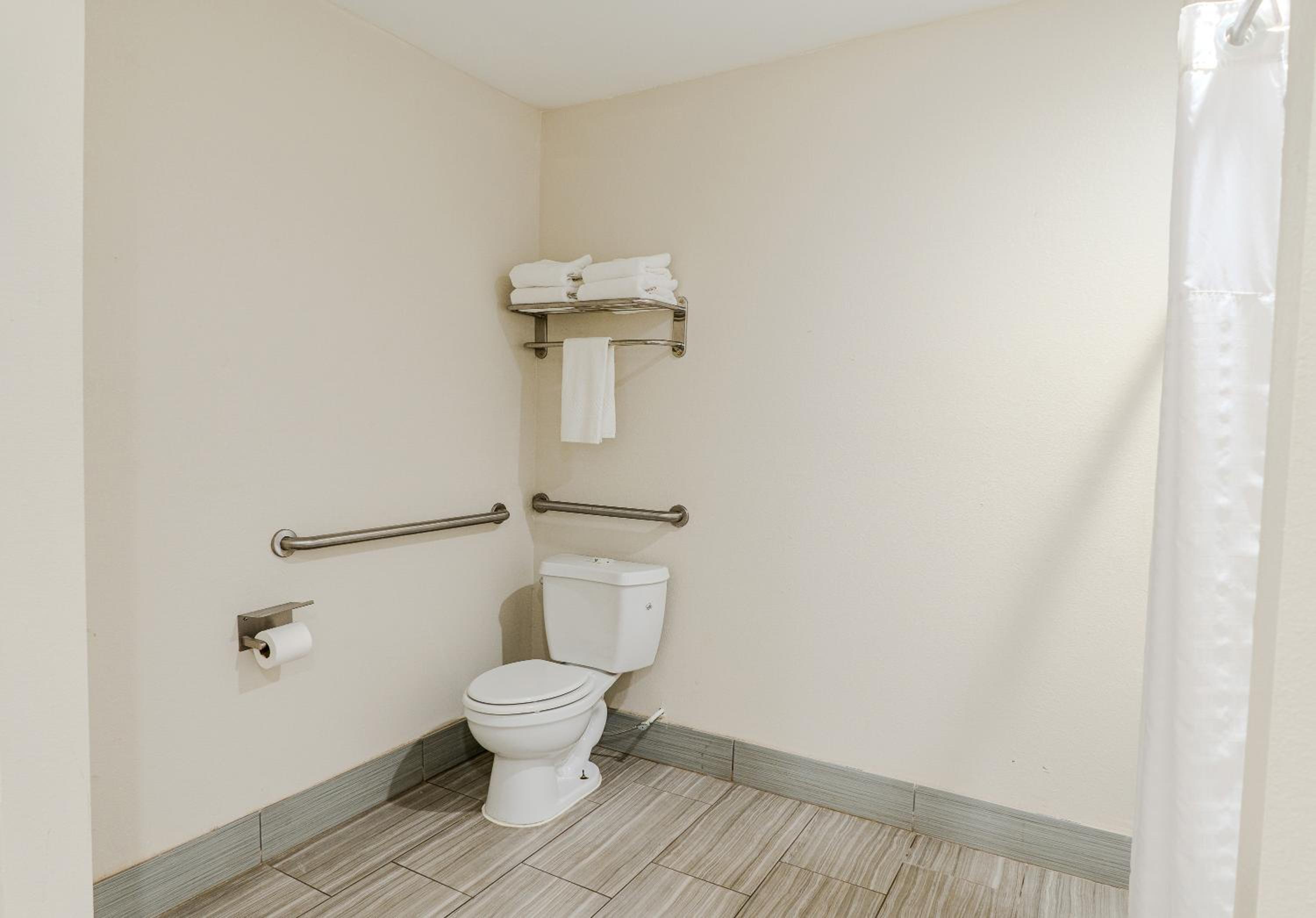 Queen Room with Two Queen Beds - Disability Access - Photo 5