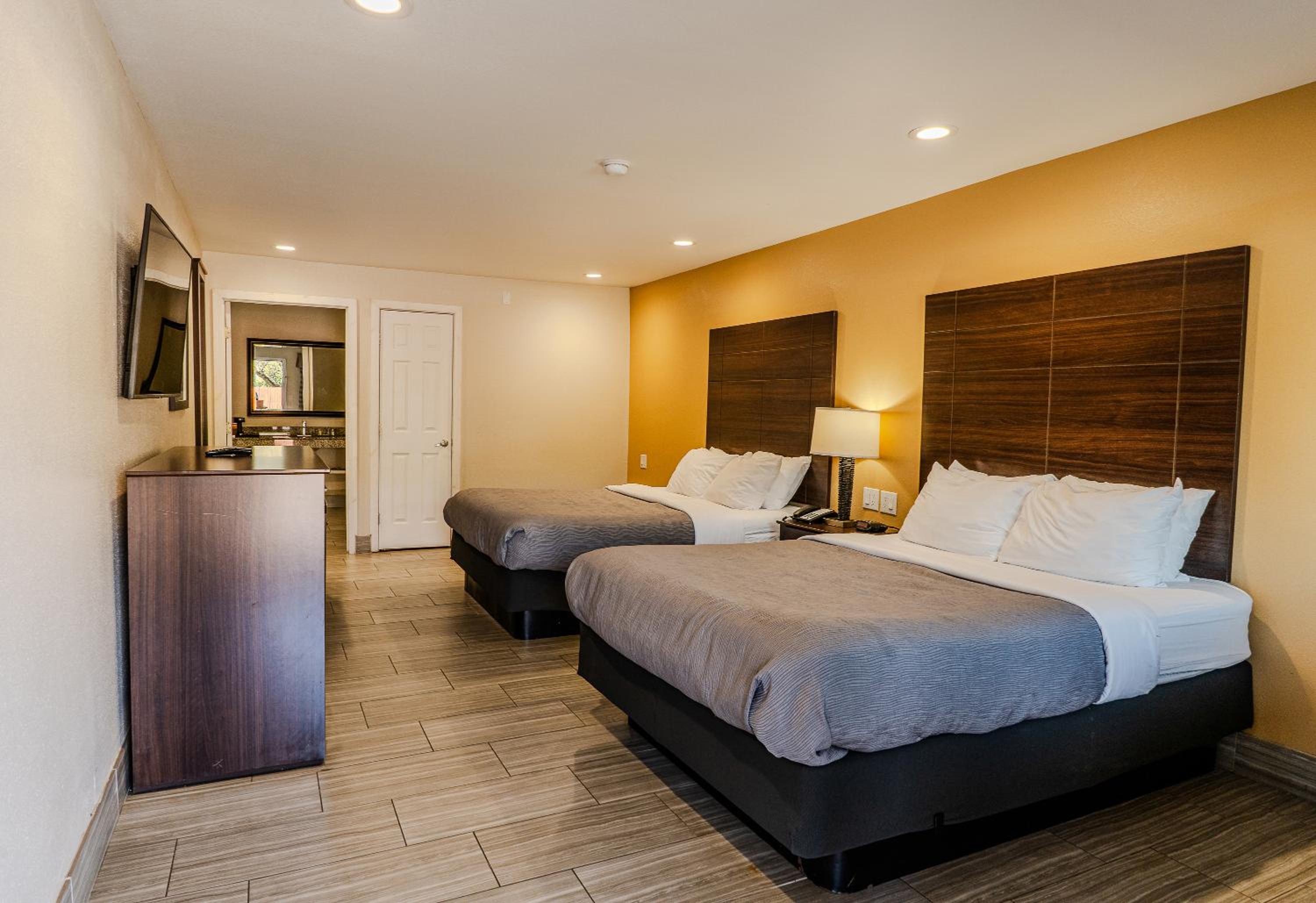 Queen Room with Two Queen Beds - Non-Smoking - Photo 1