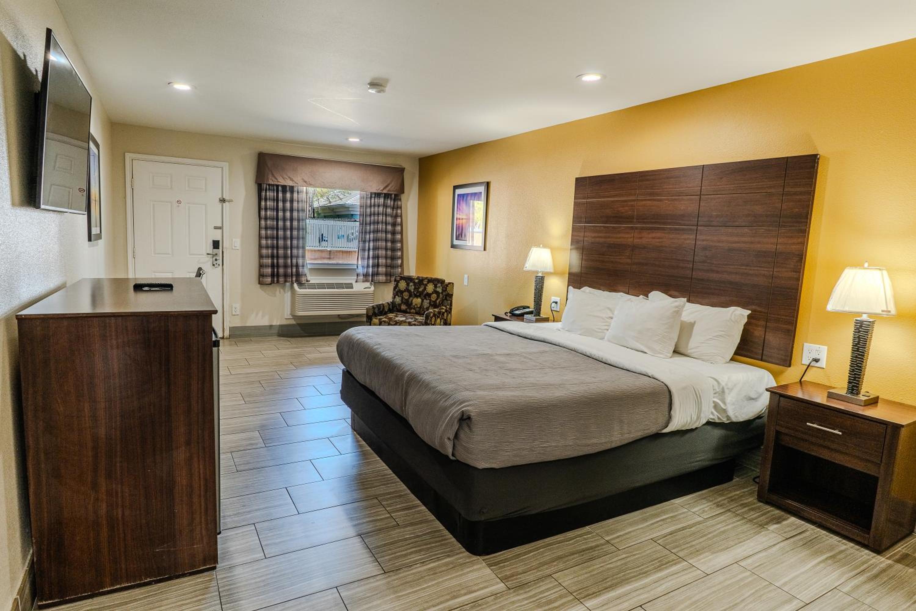 King Room - Non-Smoking - Photo 5