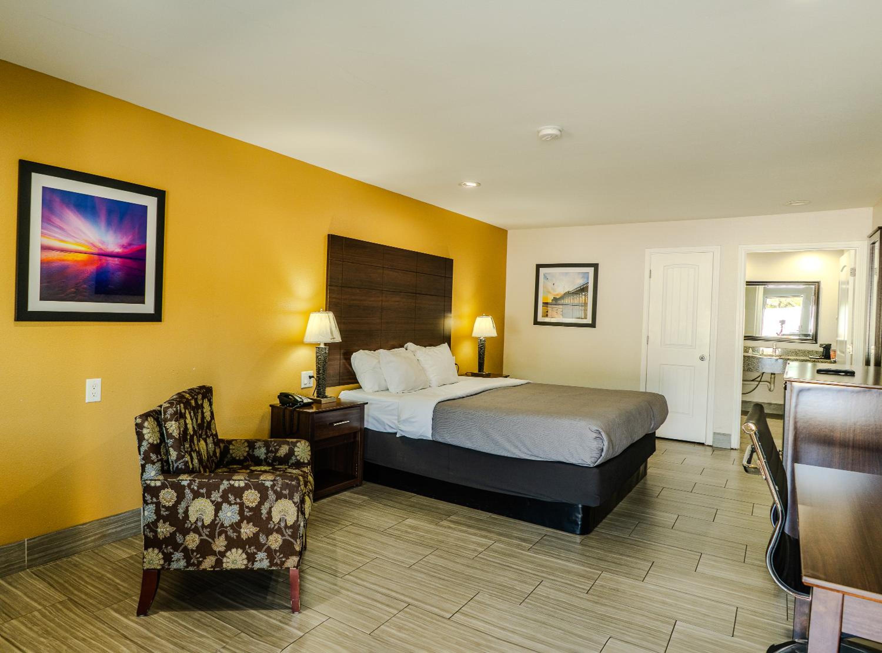 King Room - Non-Smoking - Photo 8