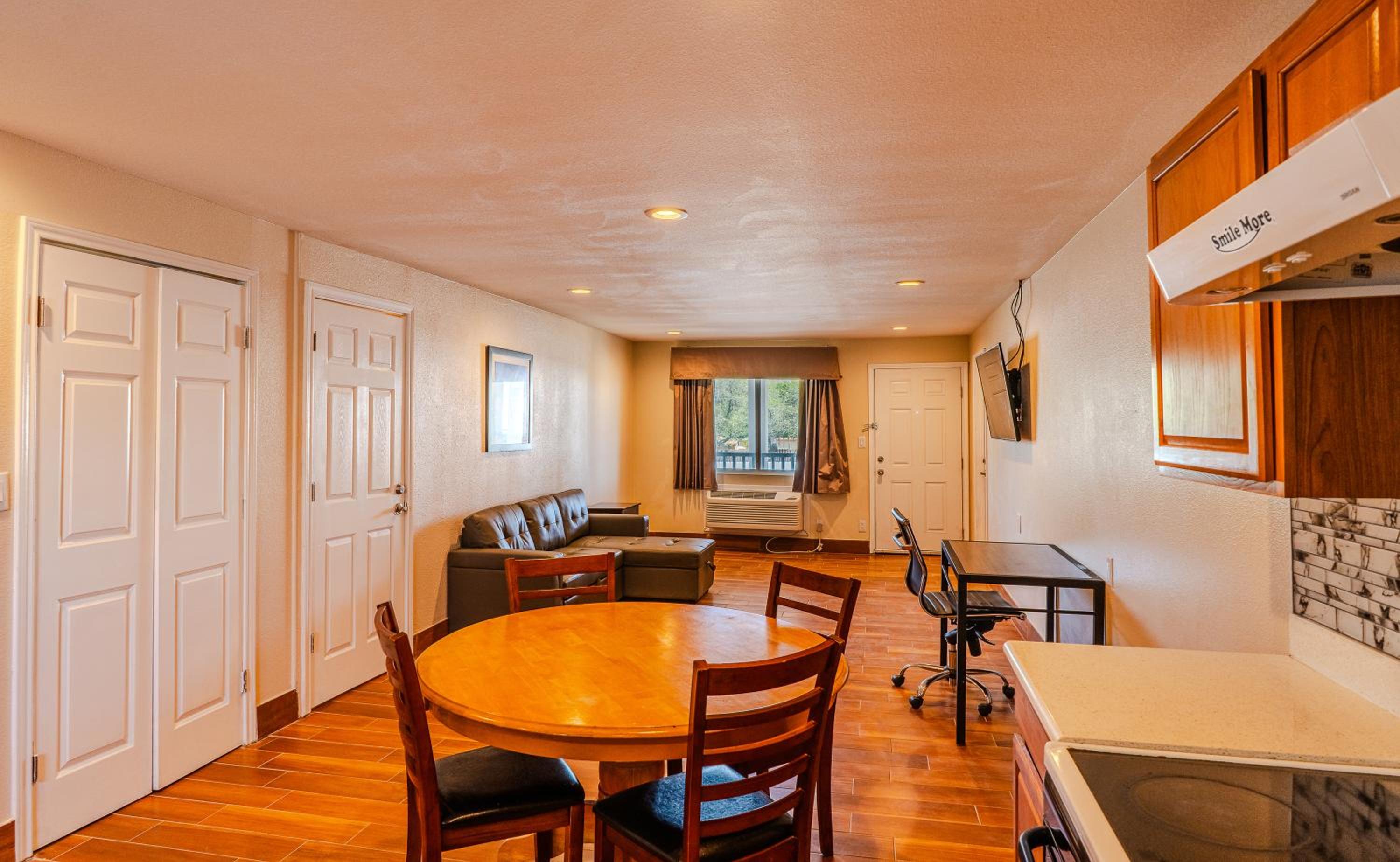 Efficiency Queen Suite with Two Queen Beds - Non-Smoking photo 3