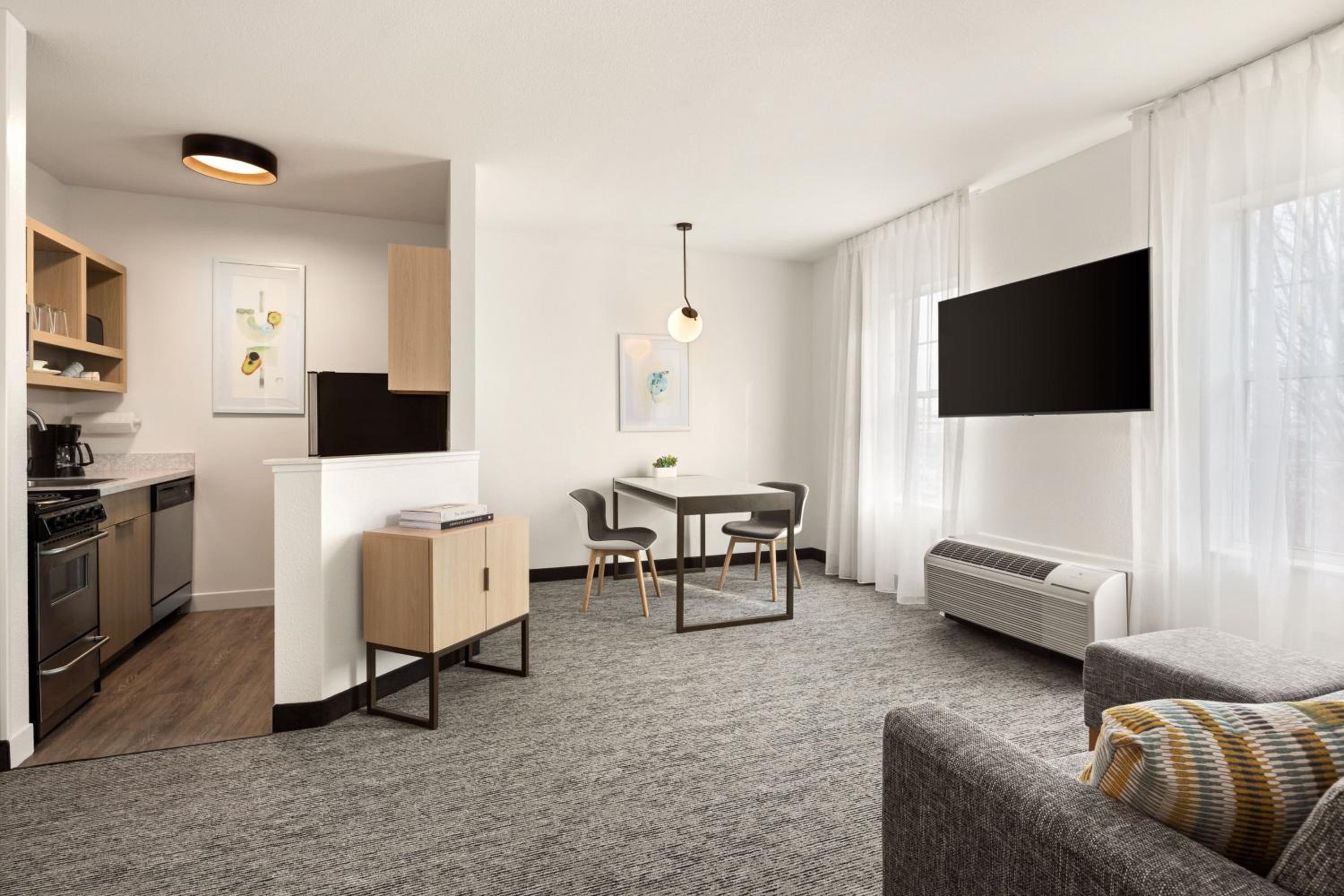 One-Bedroom Queen Suite - Photo 3