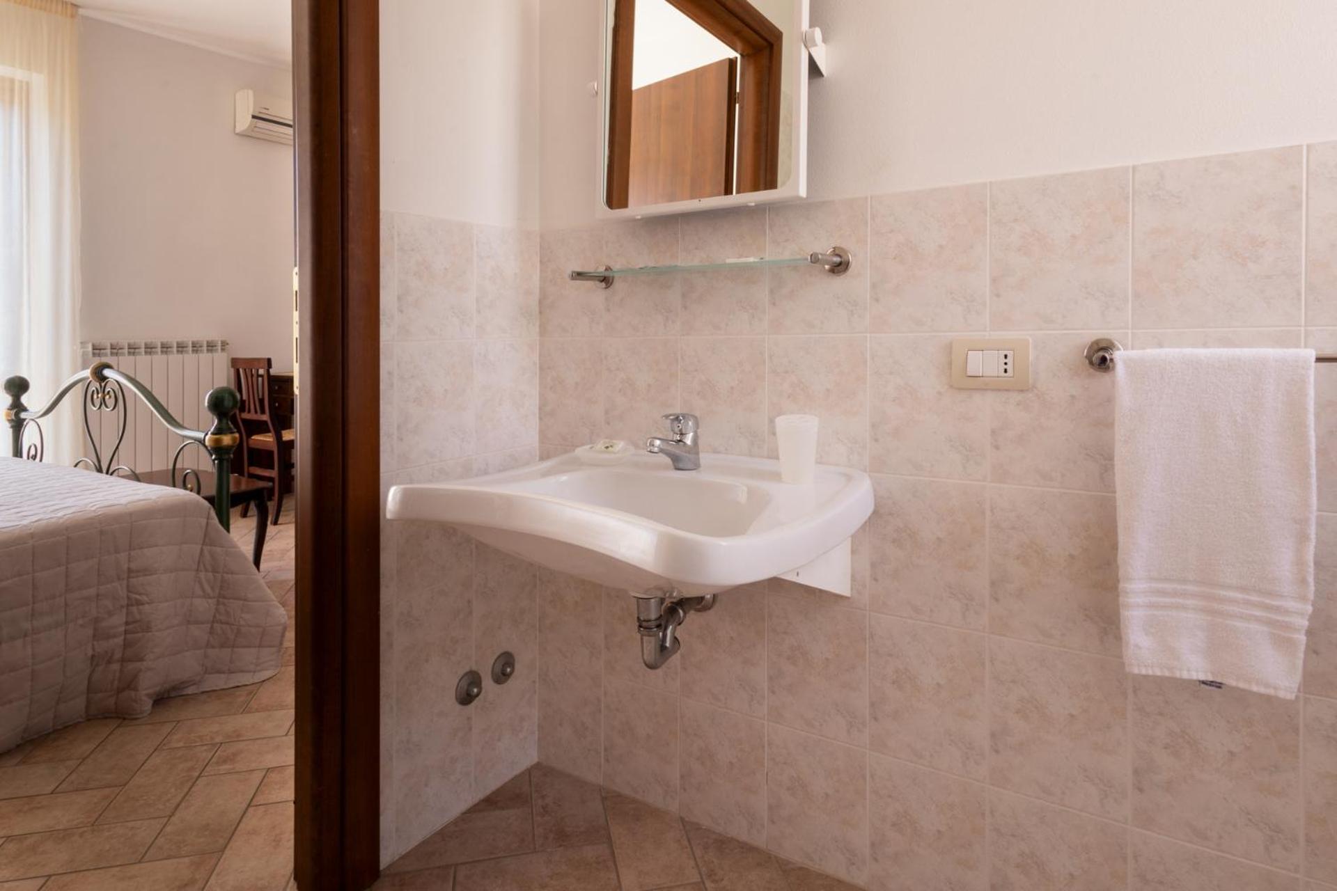 Superior Two-Bedroom Apartment (5 Adults) - Photo 11