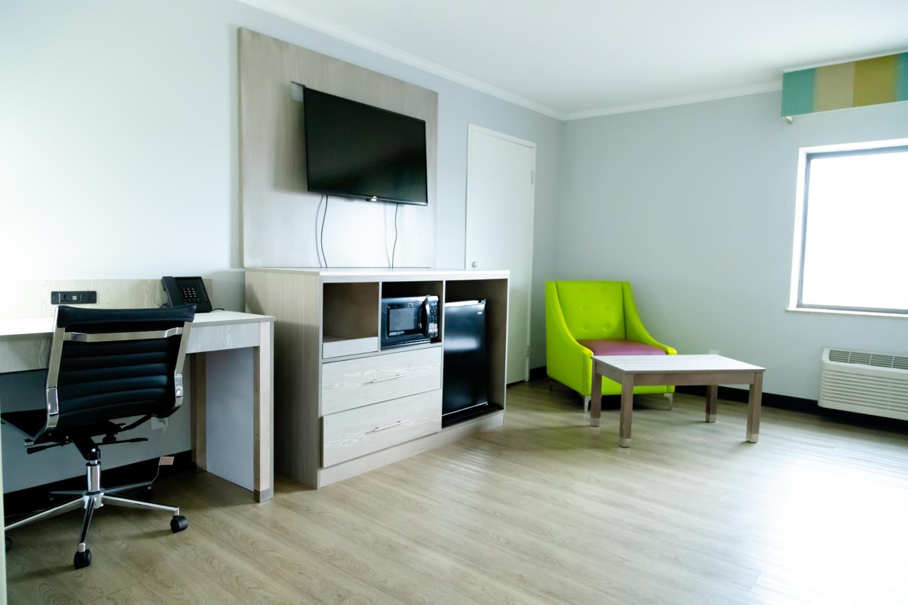 Deluxe King Room - Photo 2