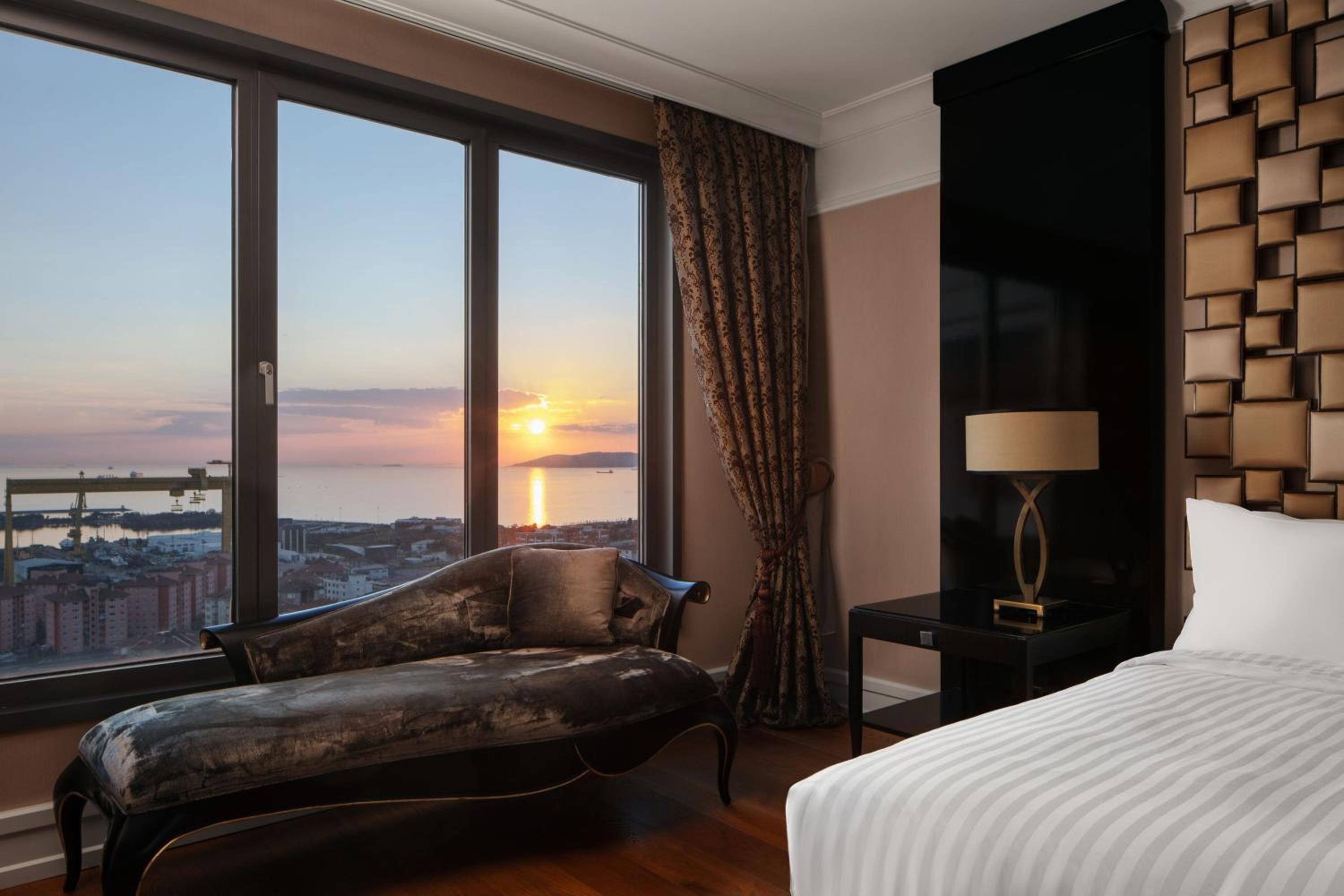 Suite with Two Queen Beds and Sea View - Club Level thumbnail 6
