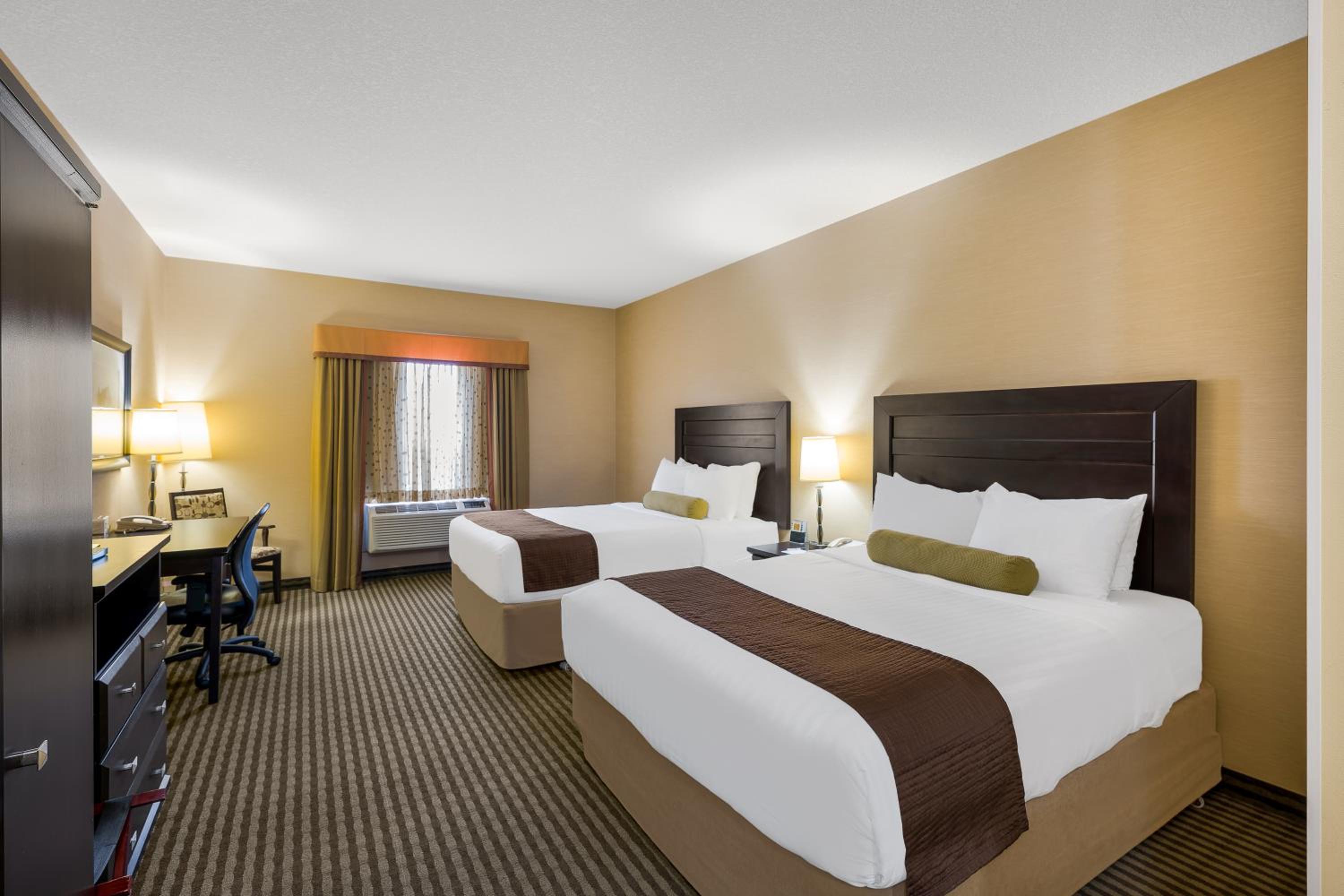 Queen Room with Two Queen Beds - Pet Friendly photo 2