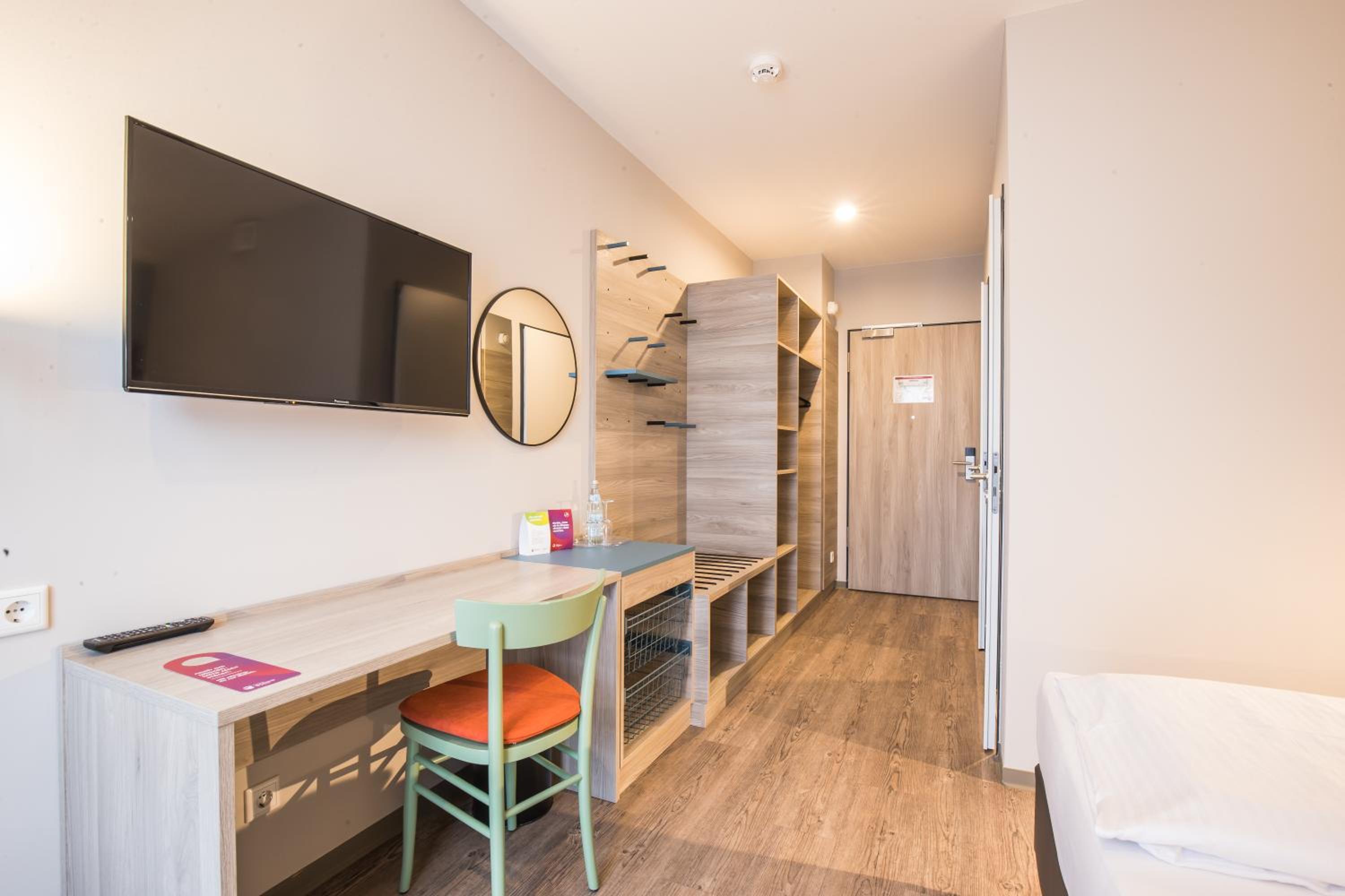 Deluxe Double Room with One Double Bed - Photo 11