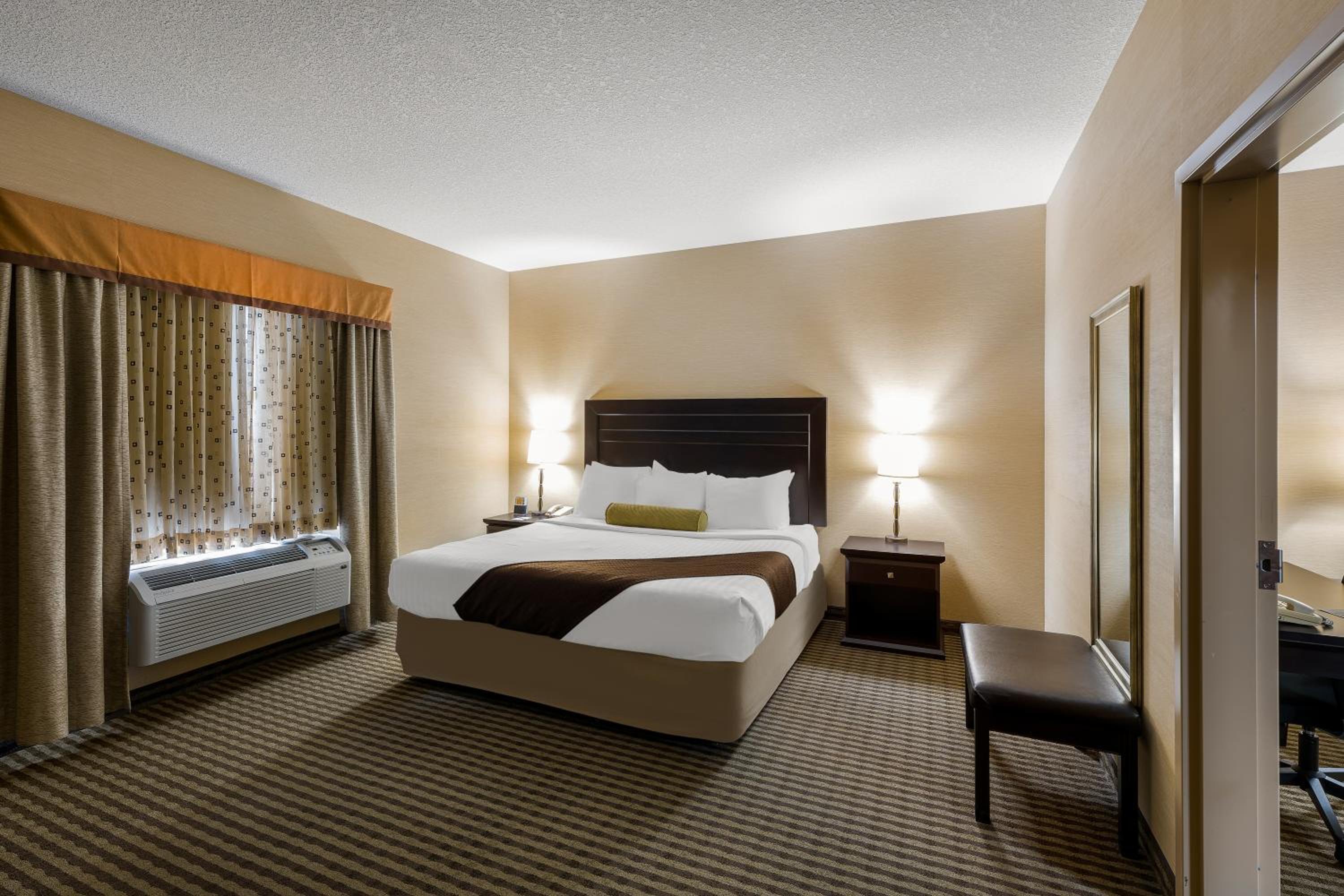 King Suite with Bath Tub, Sofa Bed and Separate Living Area - Disability/Non-Smoking