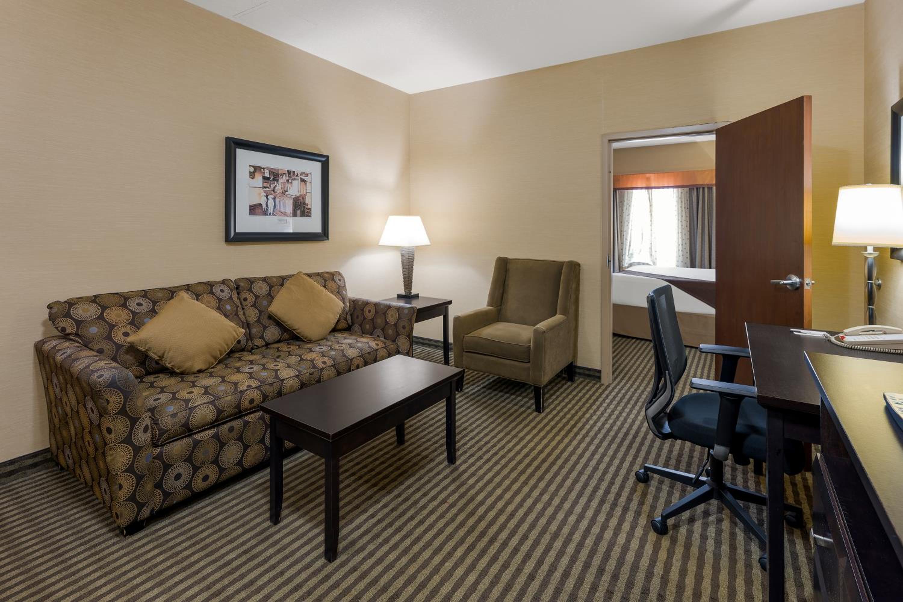 One-Bedroom King Suite with Sofa Bed photo 1