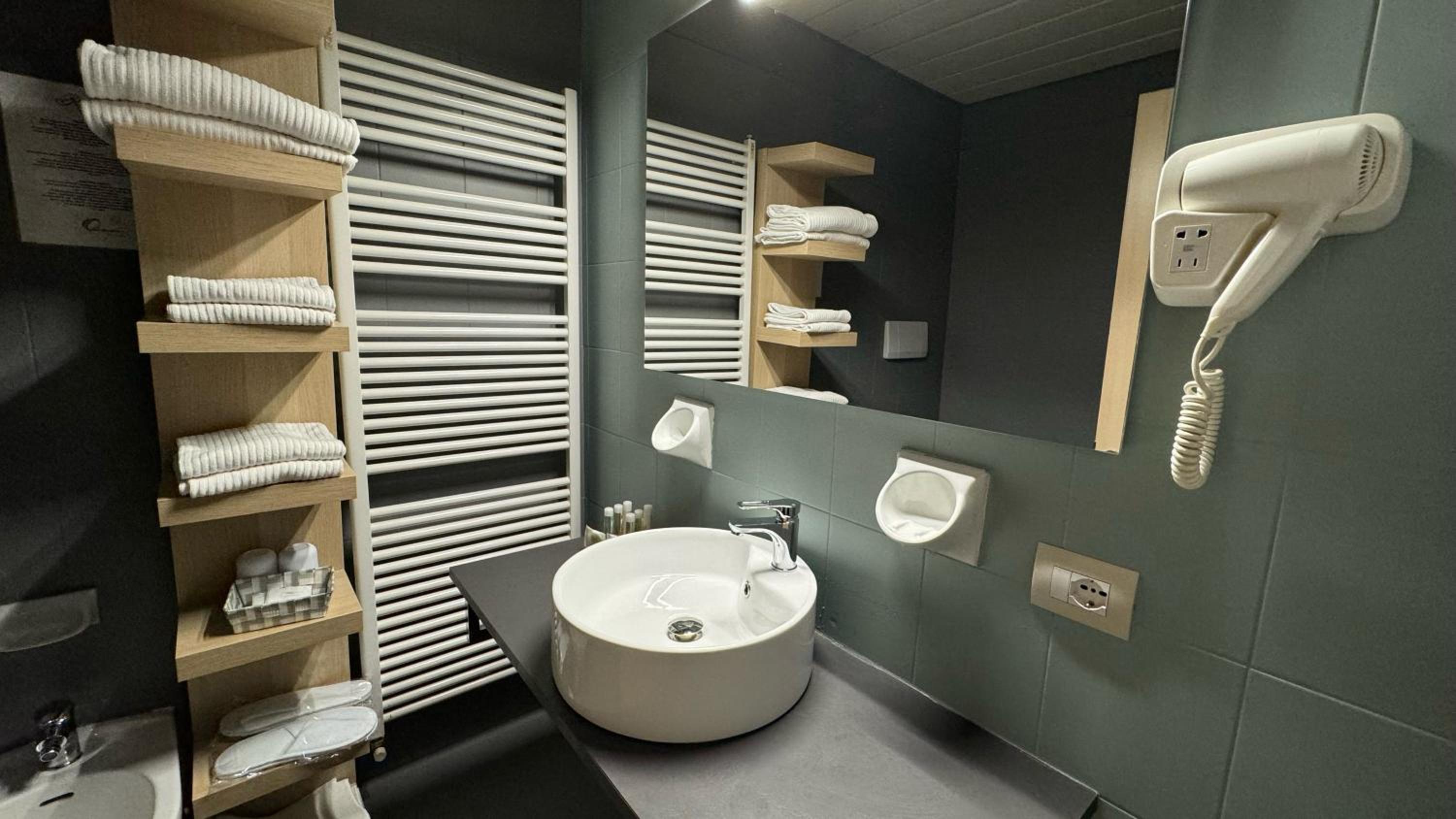 Comfort Double Room with Balcony and Pool View - Photo 9
