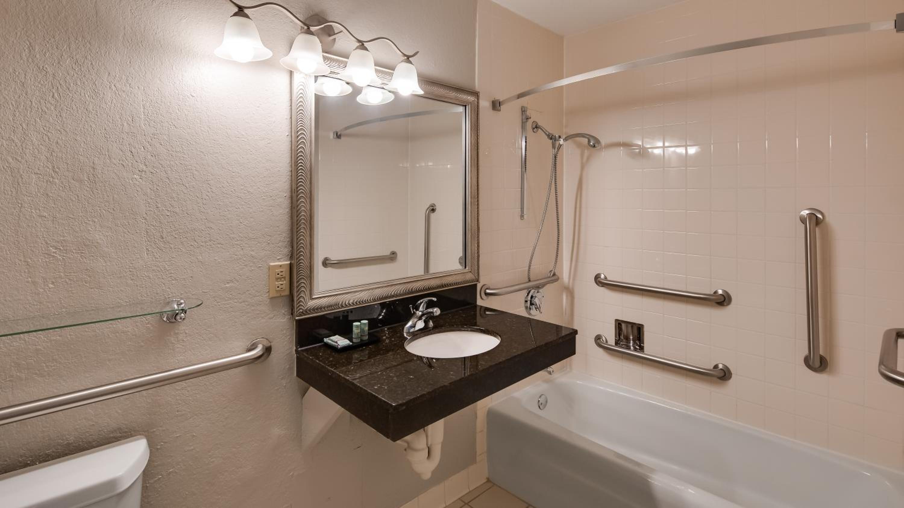 Queen Room with Bath Tub - Disability Access/Non-Smoking  - Photo 4