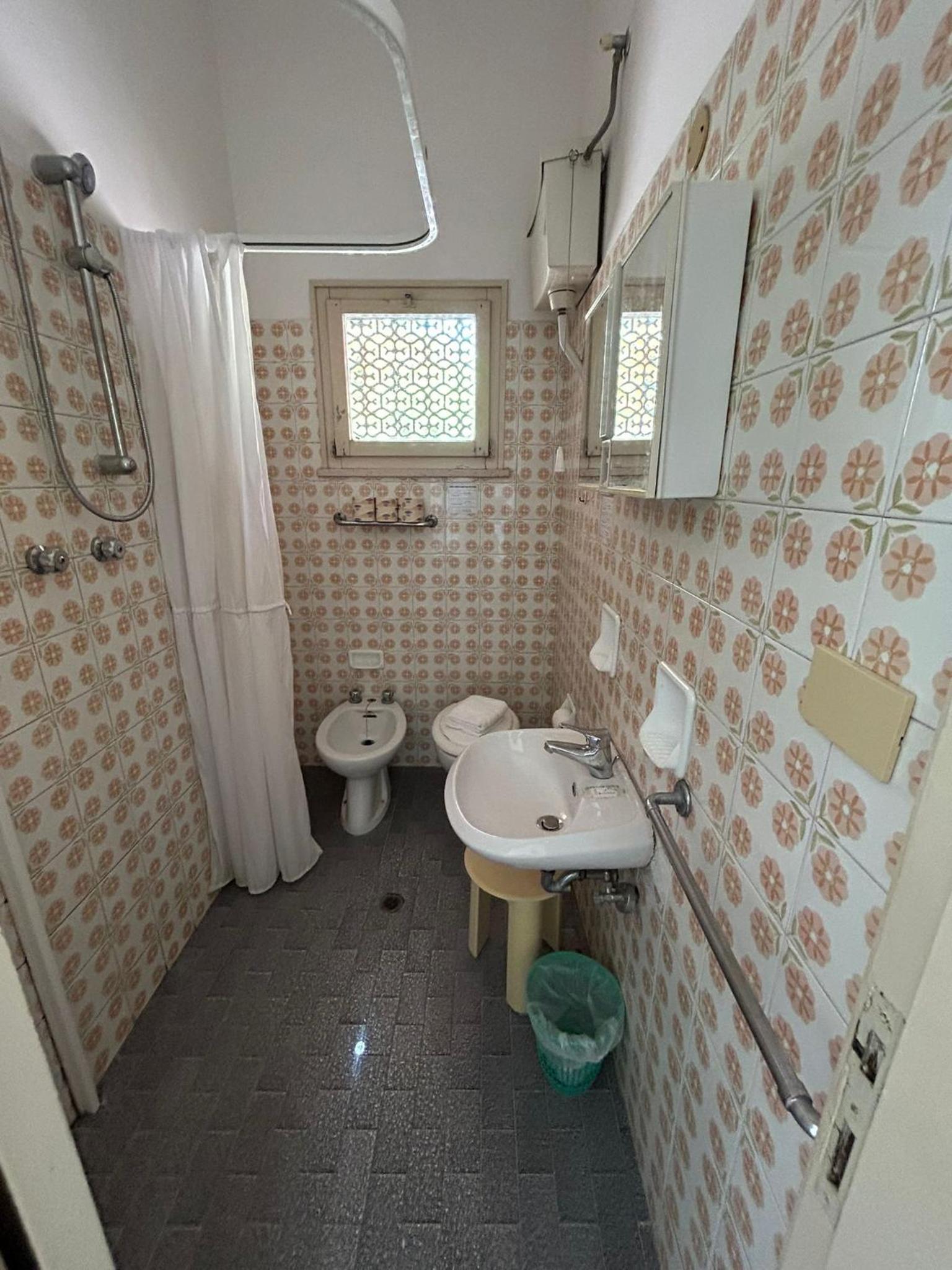 Family Room with Private Bathroom photo 2