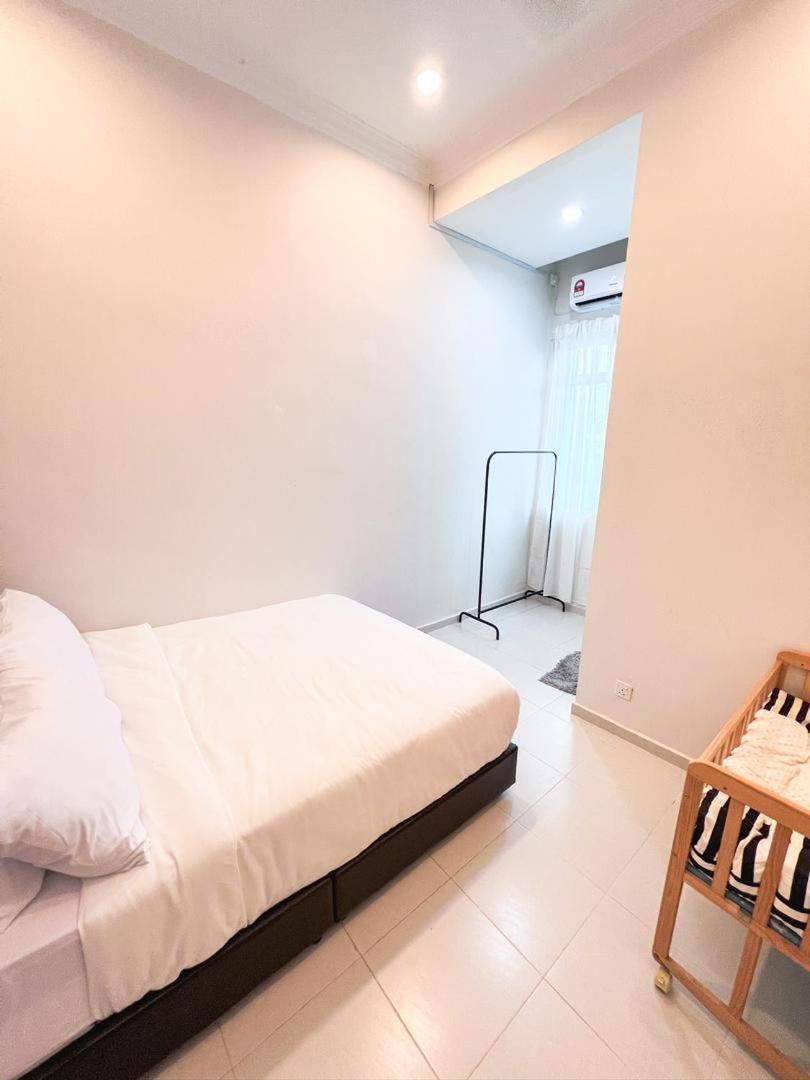 Four-Bedroom House photo 2