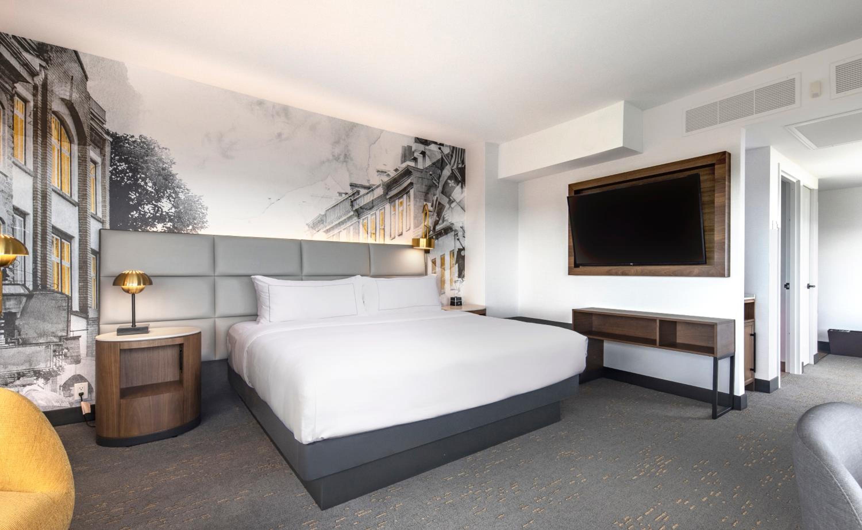 Deluxe Corner King Room with River View - Photo 3