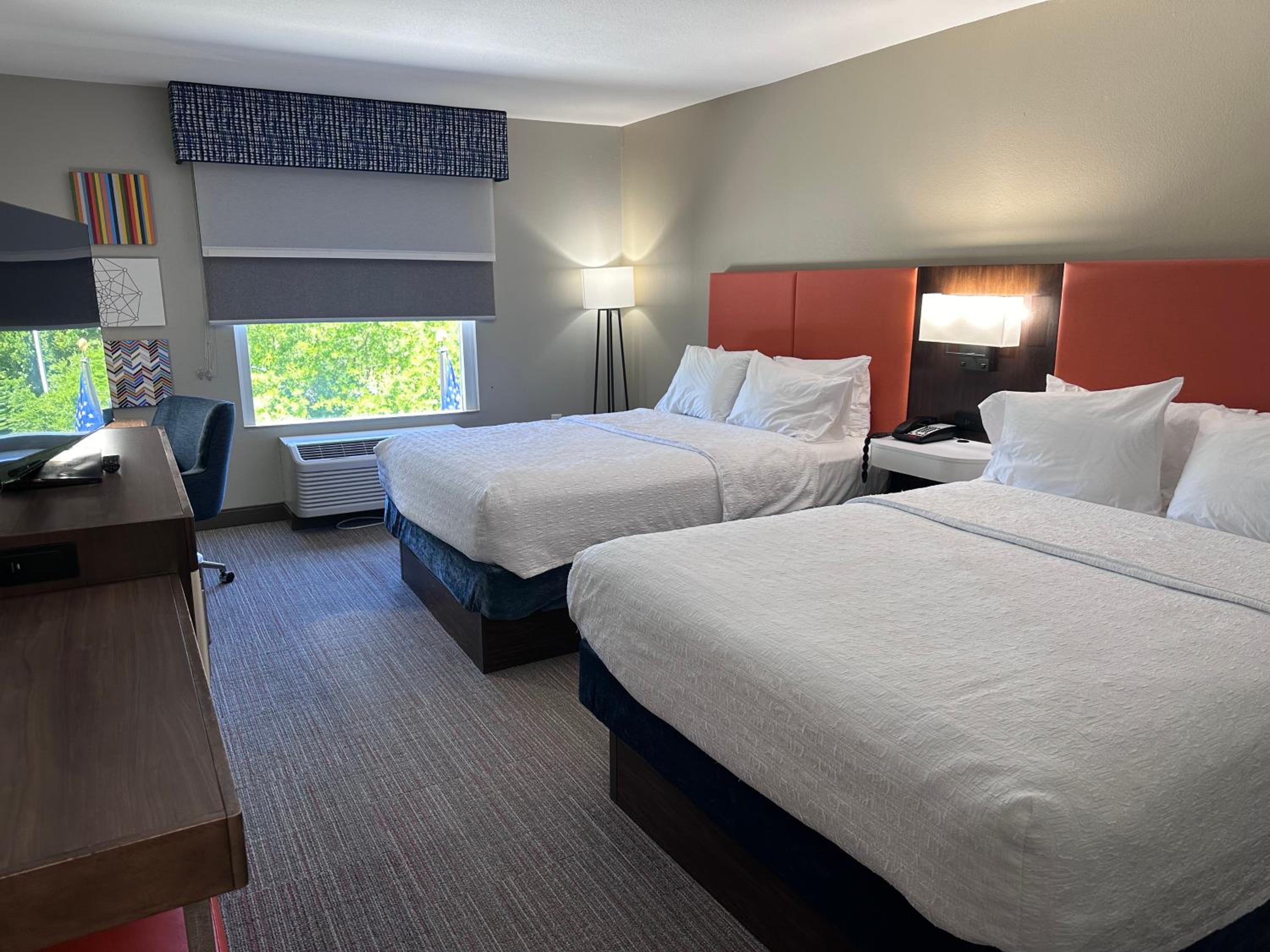 Queen Room with Two Queen Beds - Photo 3