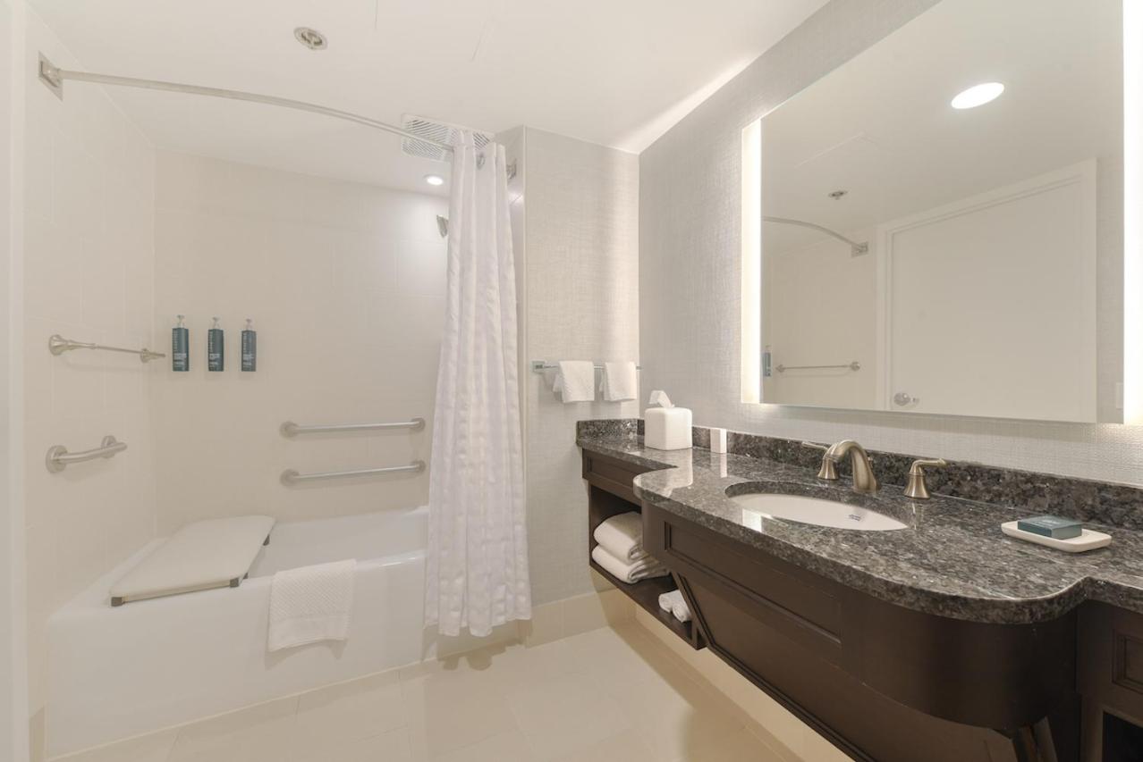 King Room with Bath Tub - Disability Access - Photo 10