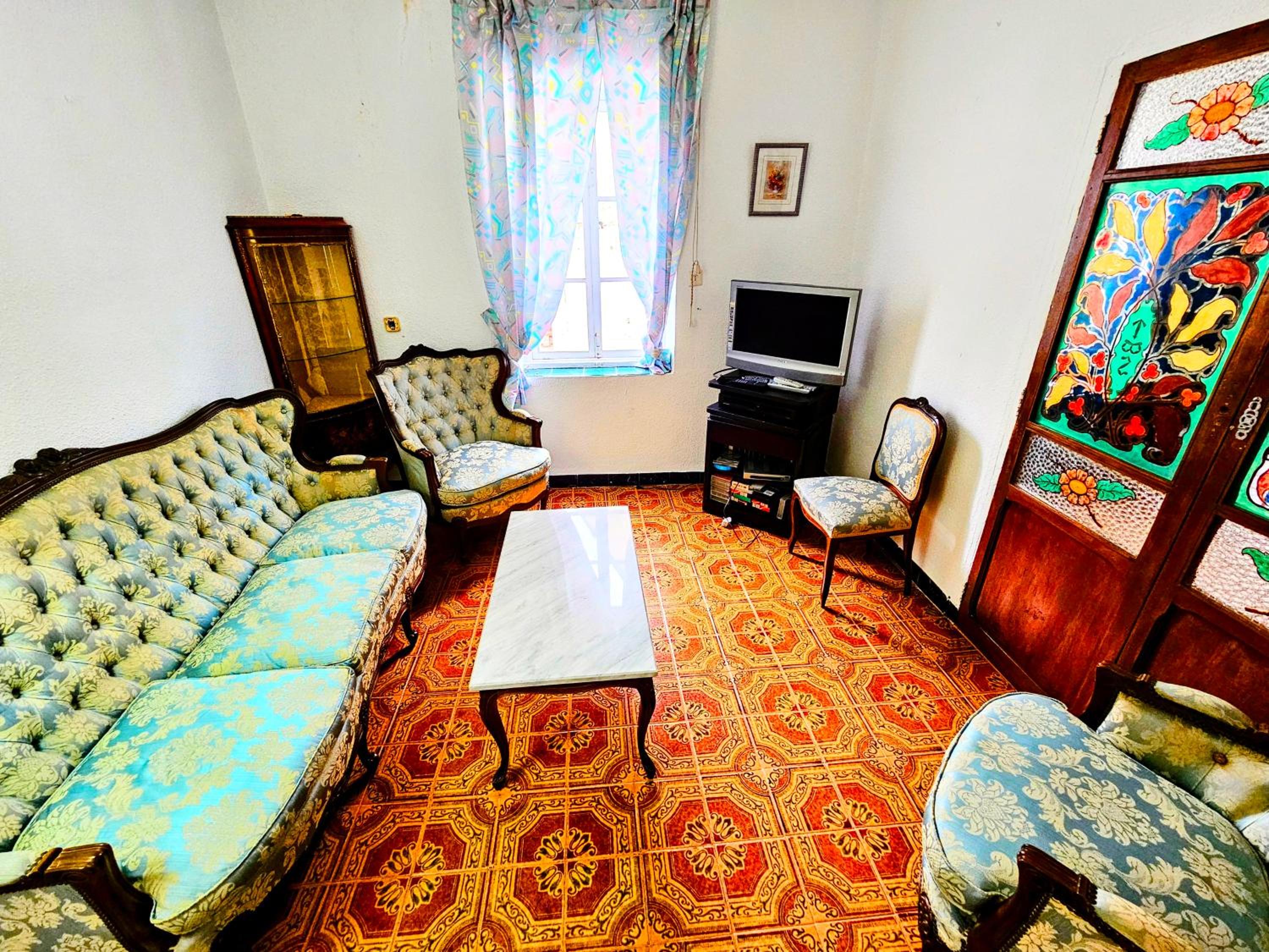 Five-Bedroom House photo 3