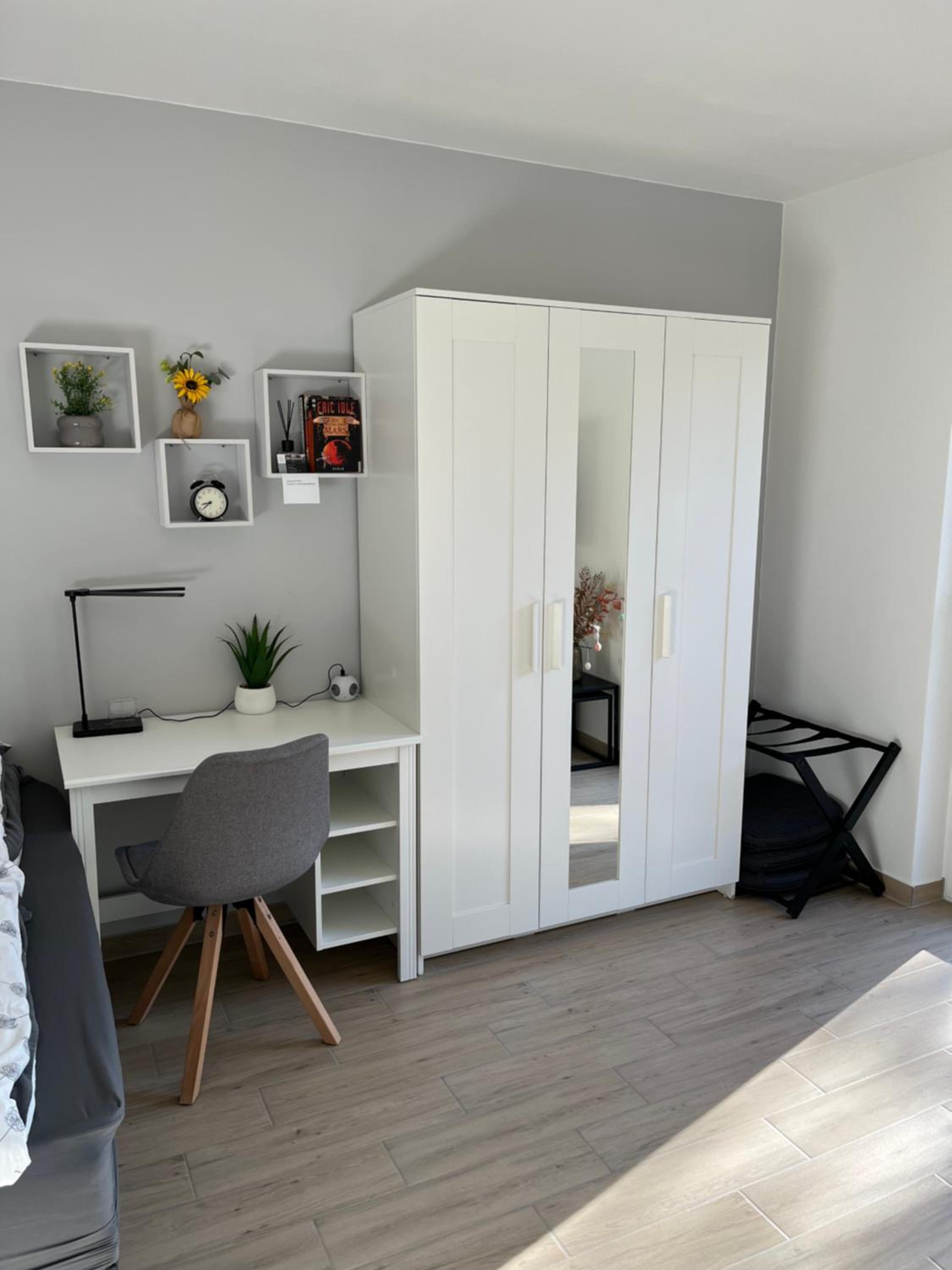 One-Bedroom Apartment photo 1