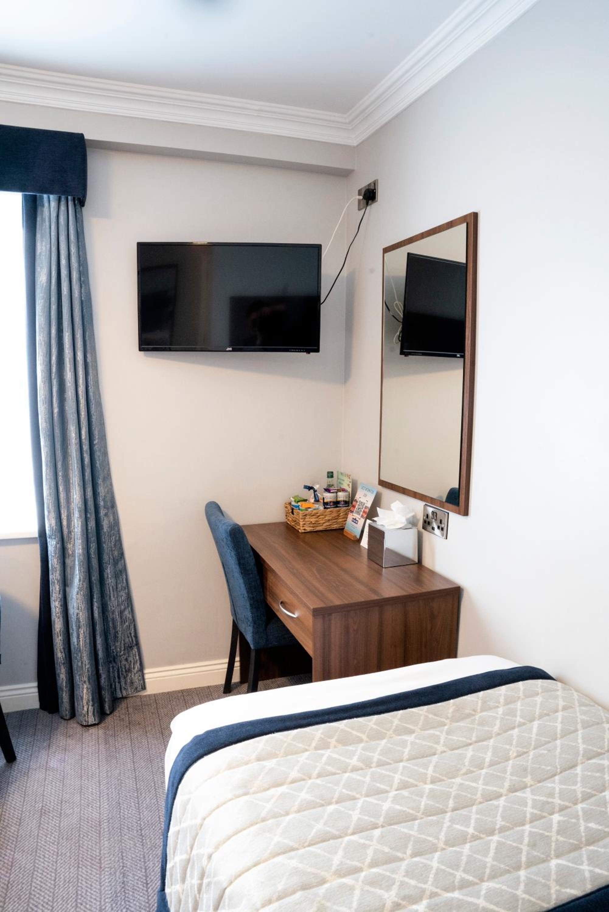 Quadruple Room - Photo 11