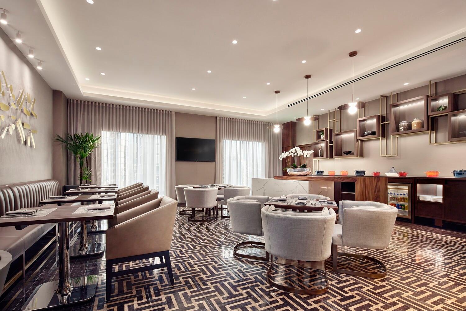 Concierge level, Deluxe Guest room with 1 King - Photo 4