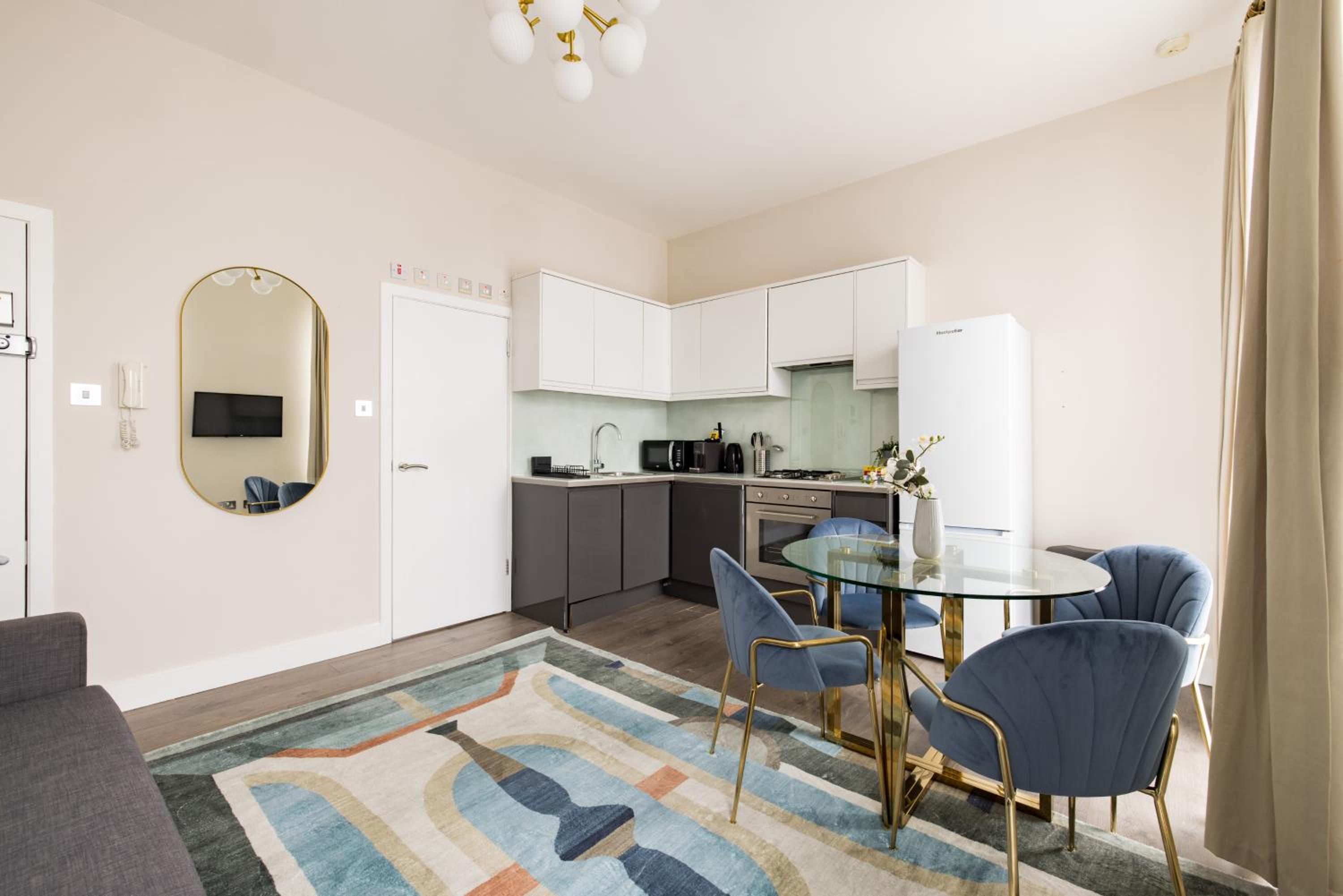 One-Bedroom Apartment photo 2