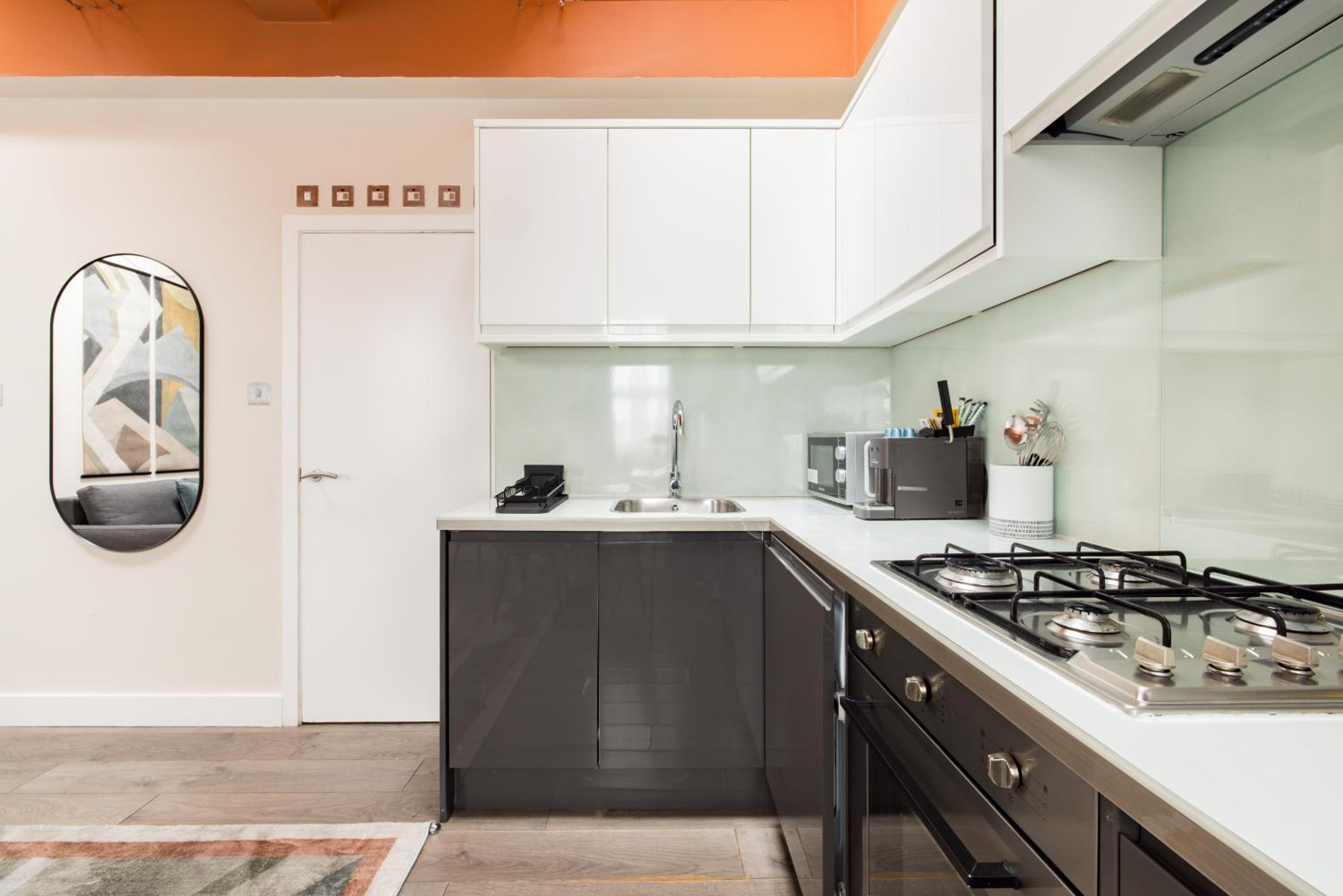 One-Bedroom Apartment with City View photo 2