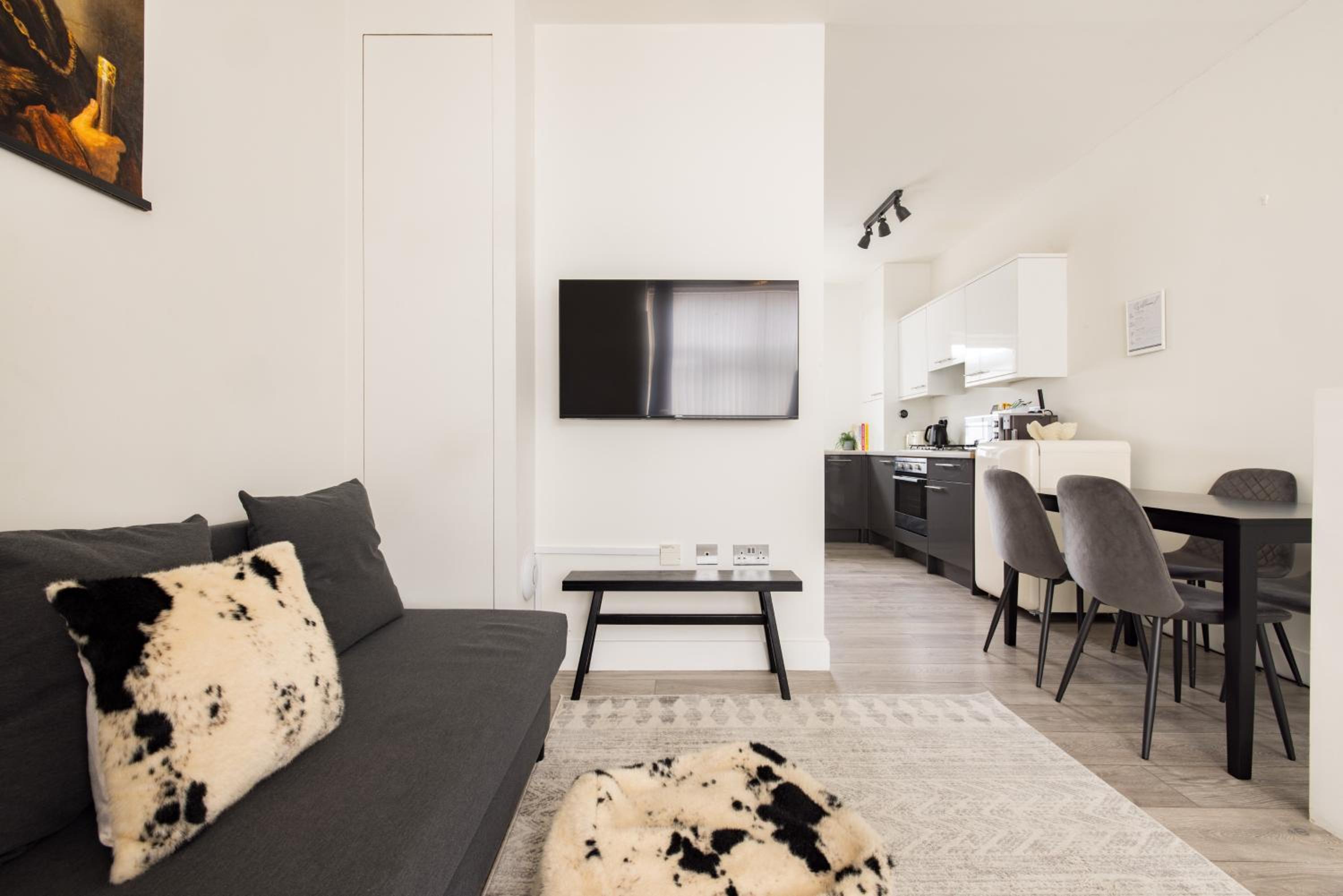 One-Bedroom Apartment photo 2