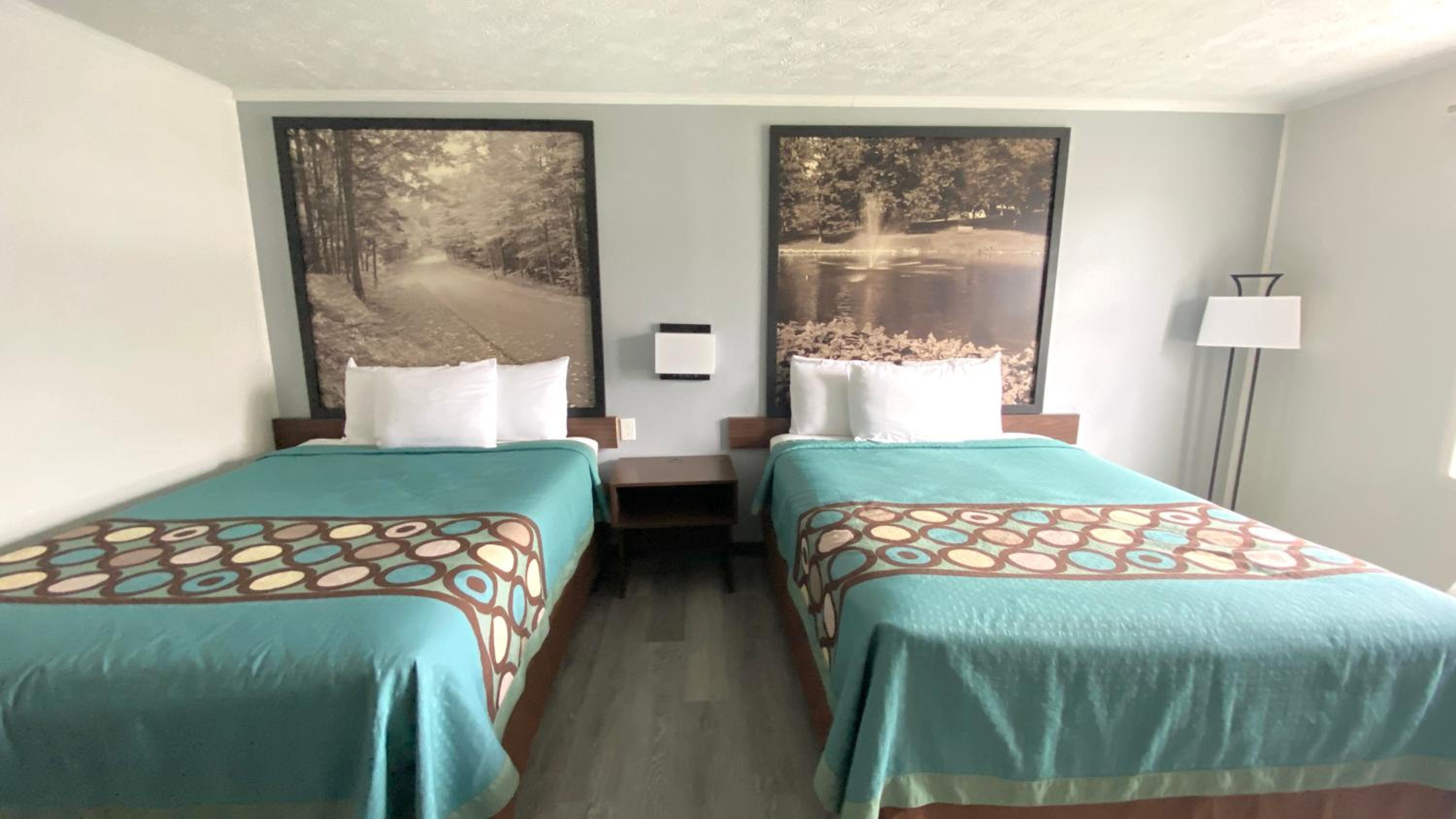 Queen Room with Two Queen Beds - Non-Smoking - Photo 2