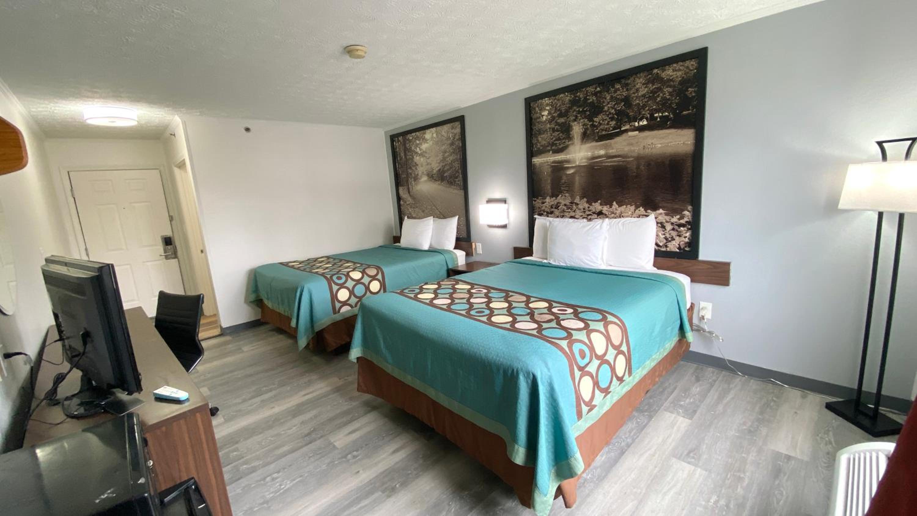 Queen Room with Two Queen Beds - Non-Smoking - Photo 3