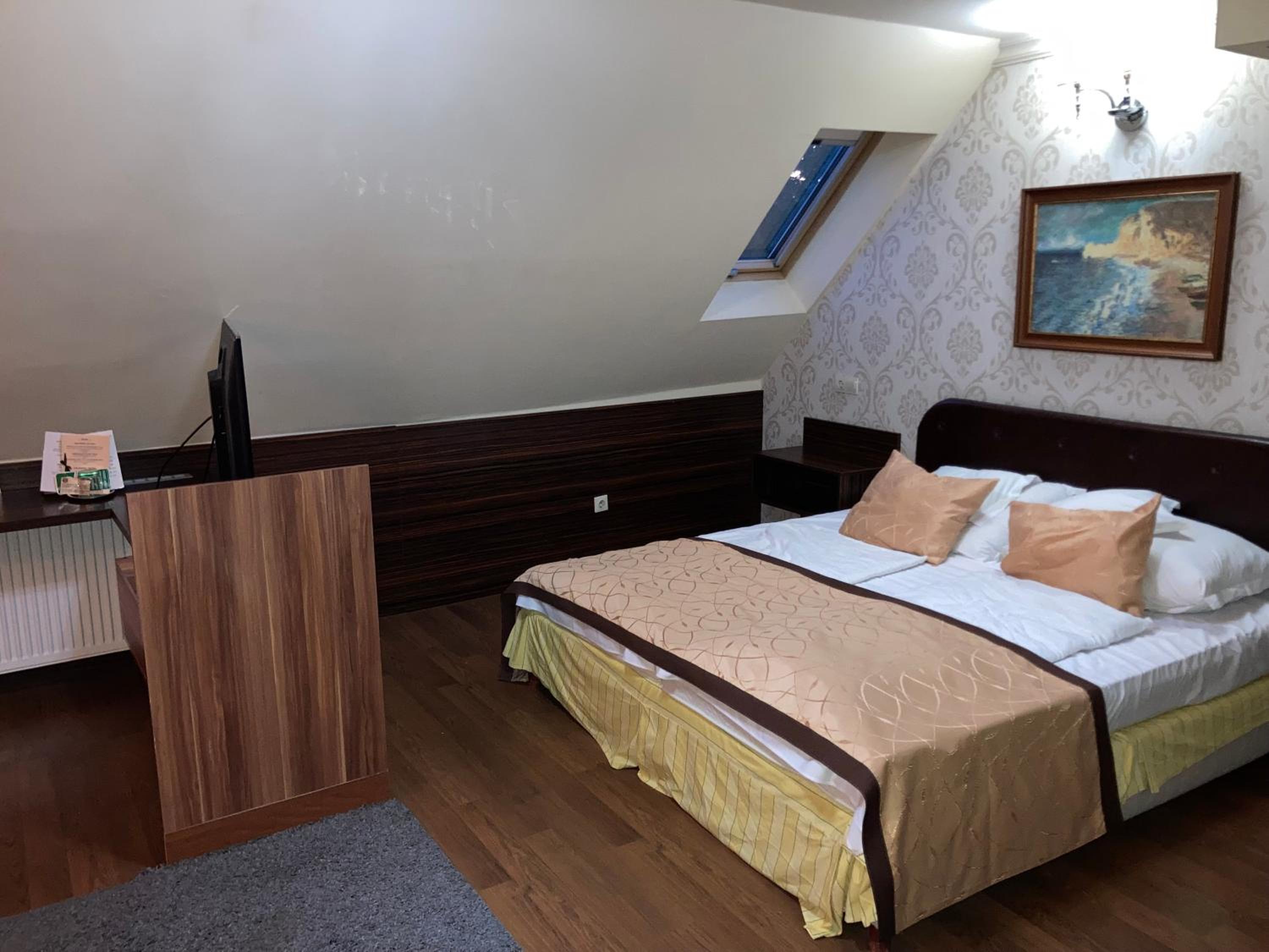 Double Room - Photo 7