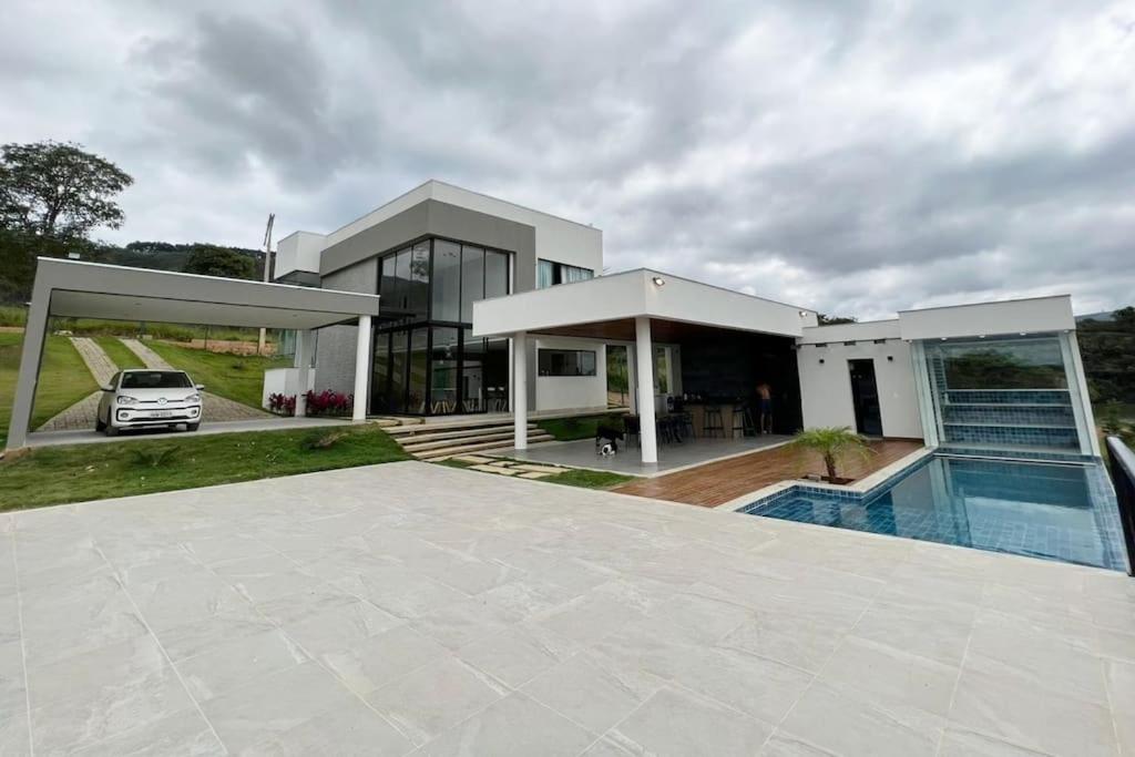 Six-Bedroom House photo 2