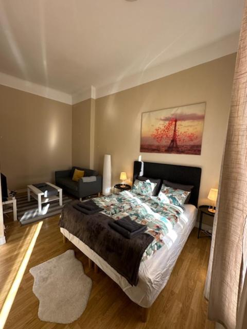One-Bedroom Apartment photo 1