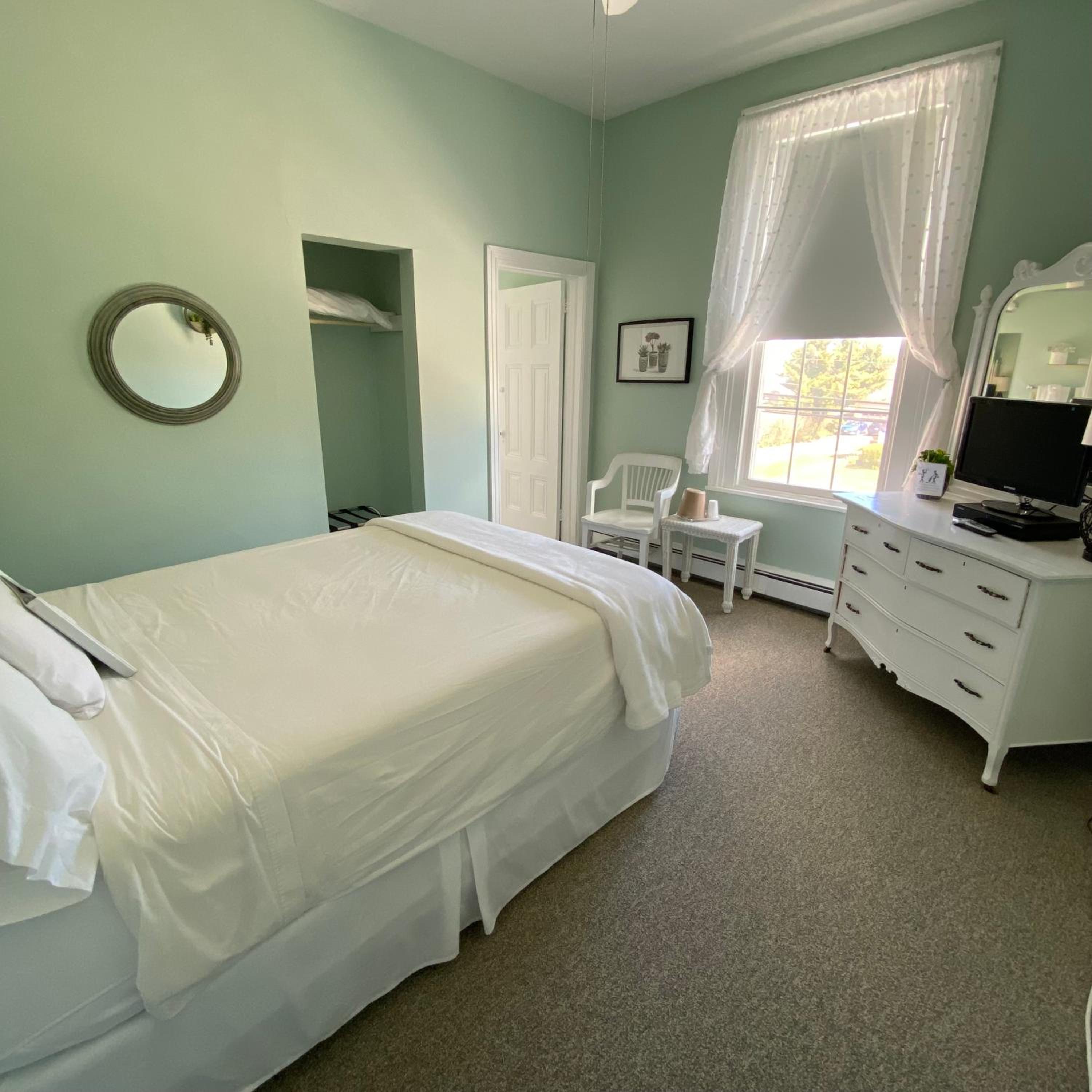 Queen Room photo 2