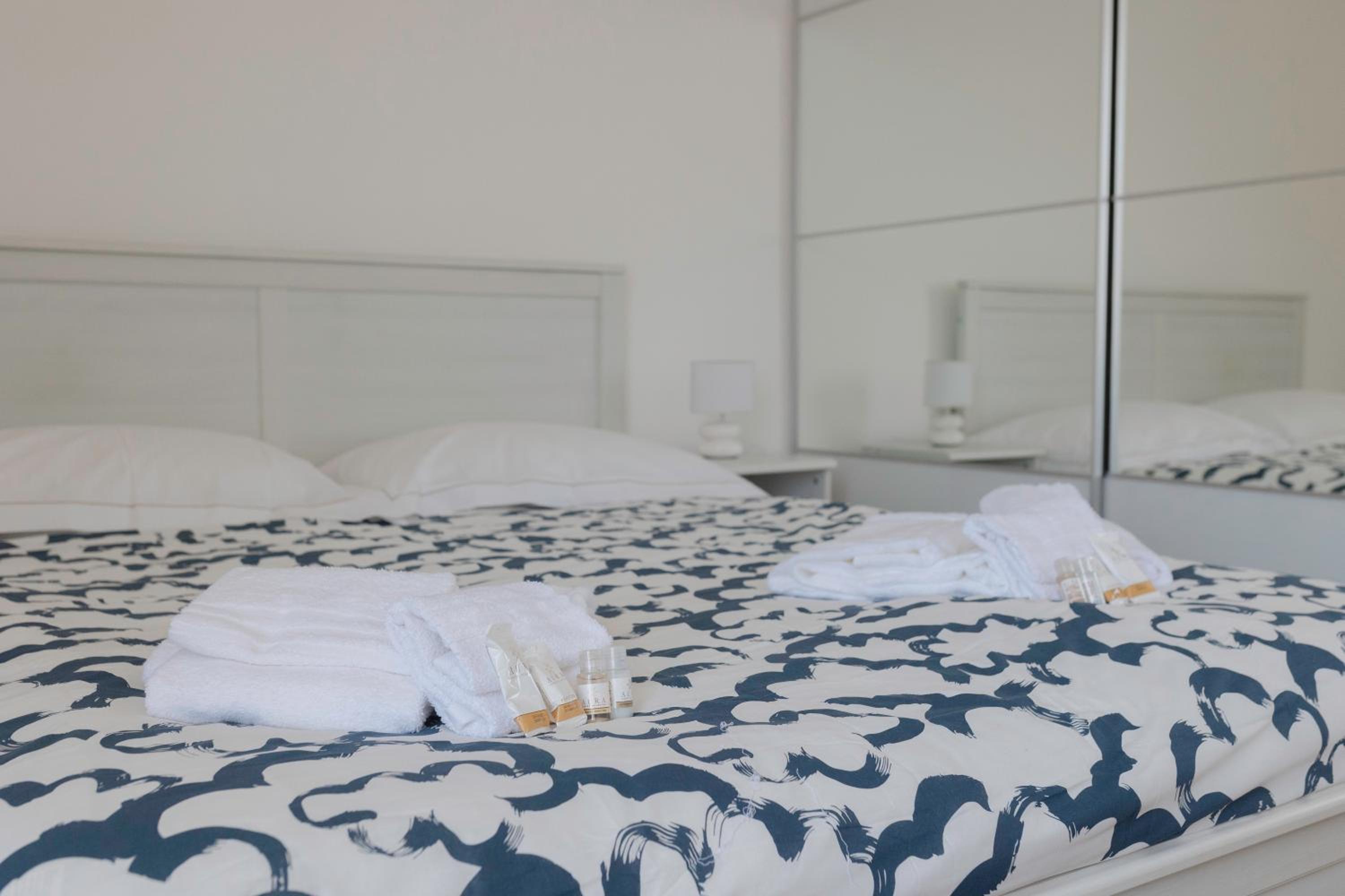 One-Bedroom Apartment with Balcony and Sea View photo 3