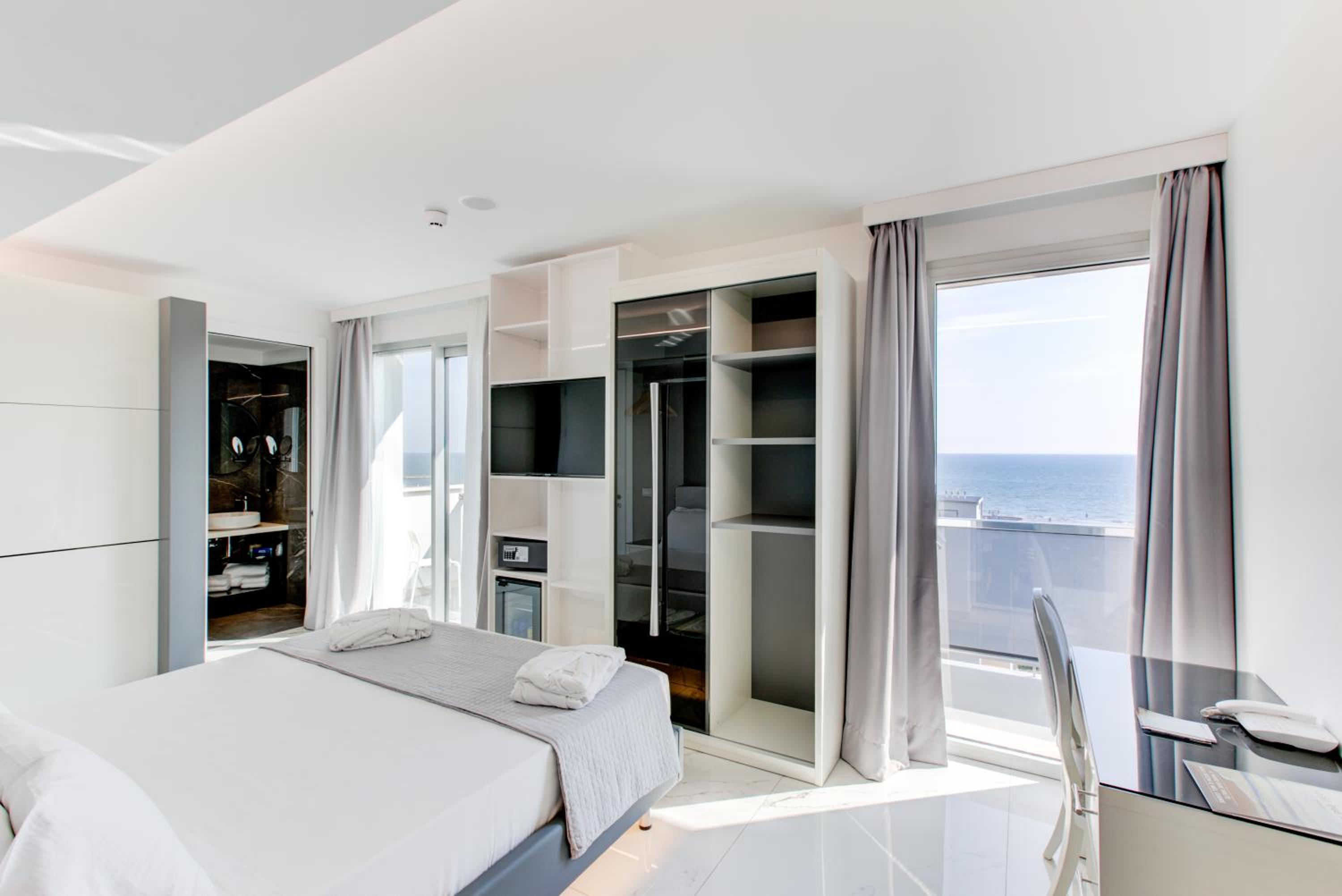 Junior Suite with Sea View with Spa access - Photo 5