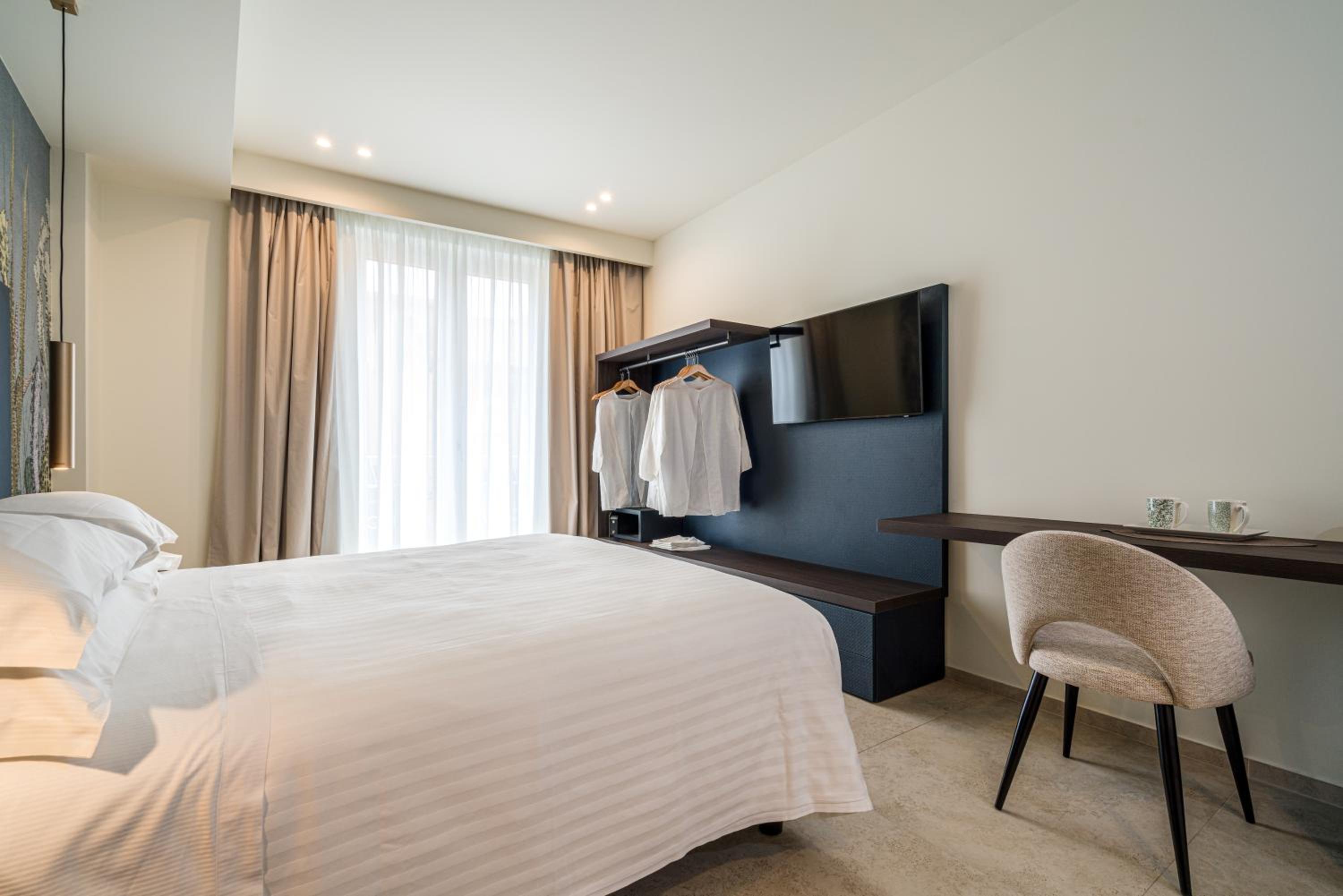 Deluxe Double Room with Balcony photo 3
