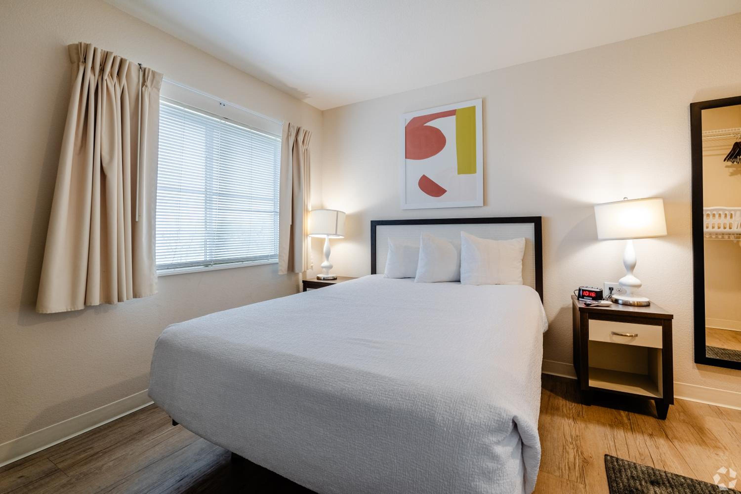 One Bedroom Suite - Queen Bed photo 3