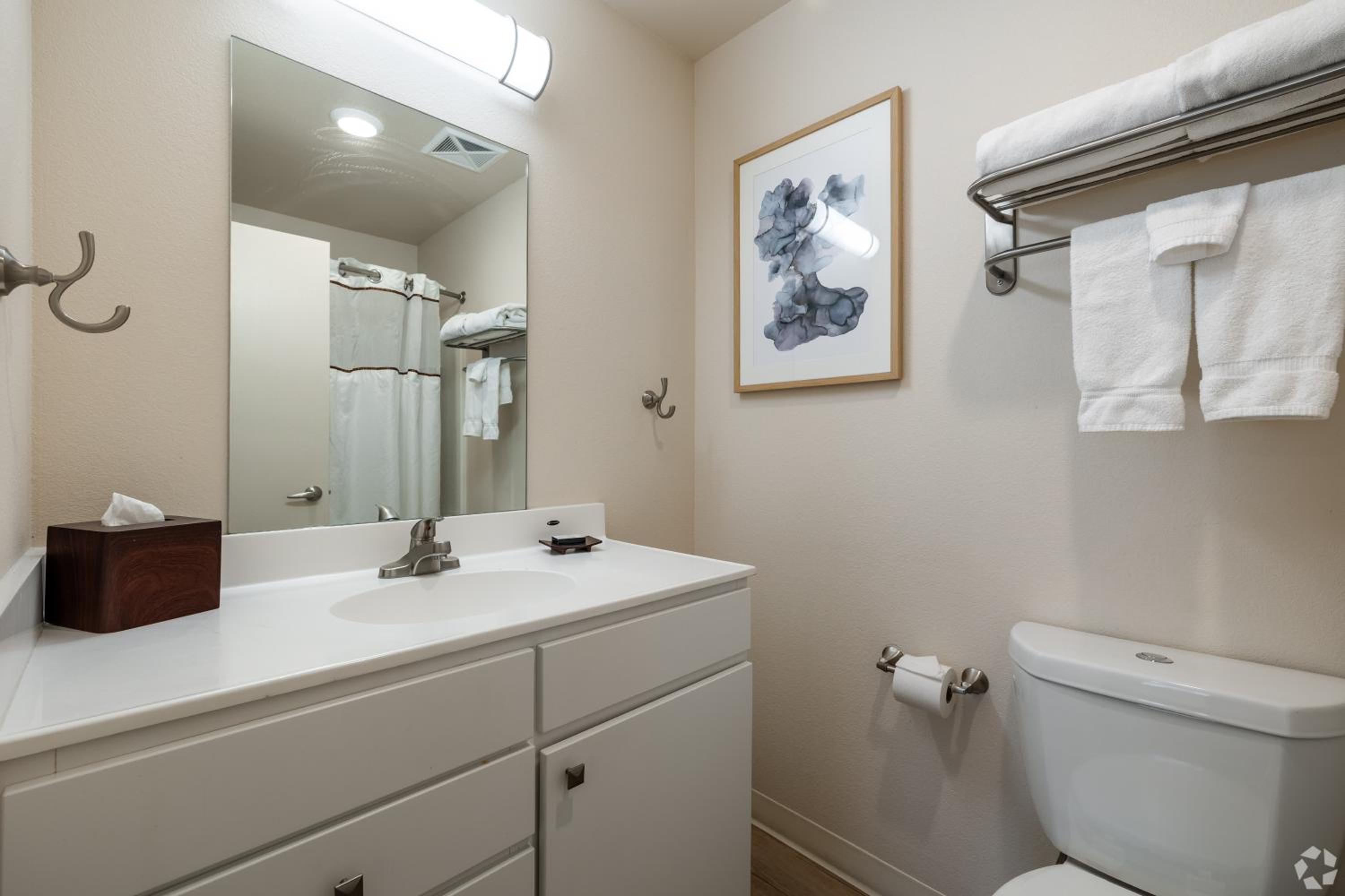 One Bedroom Suite - Queen Bed photo 2