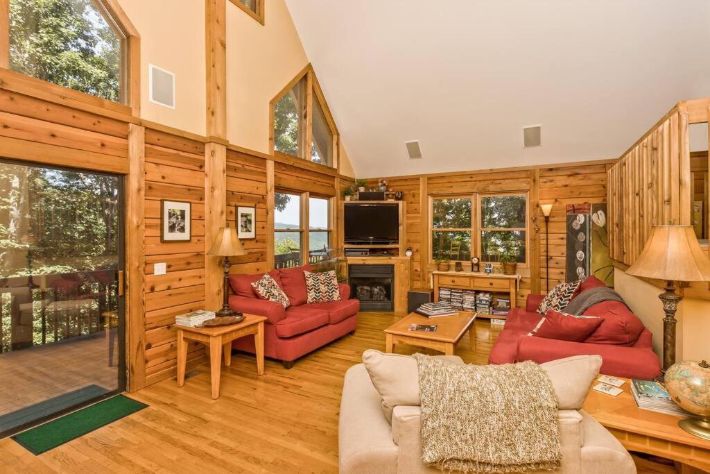 Three-Bedroom House photo 3