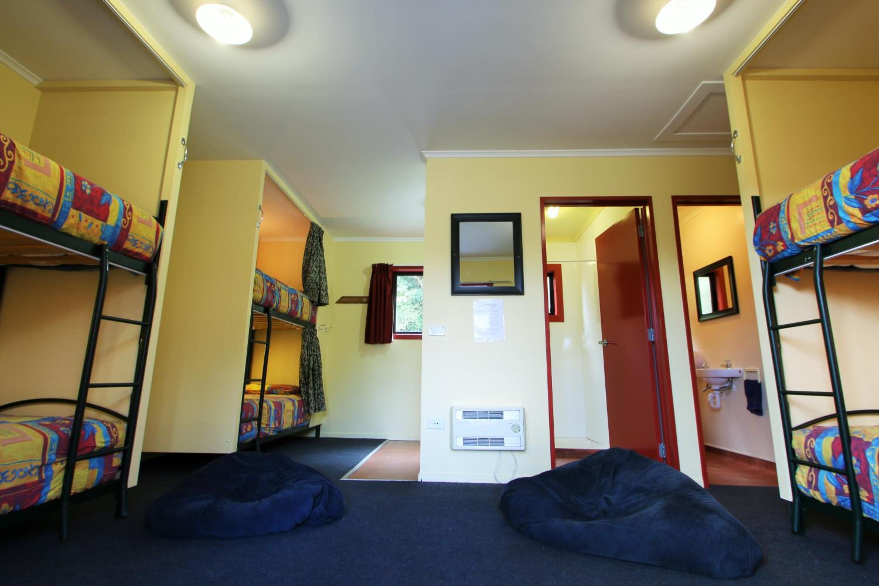 Bed in 6-Bed Mixed Dormitory Room photo 1