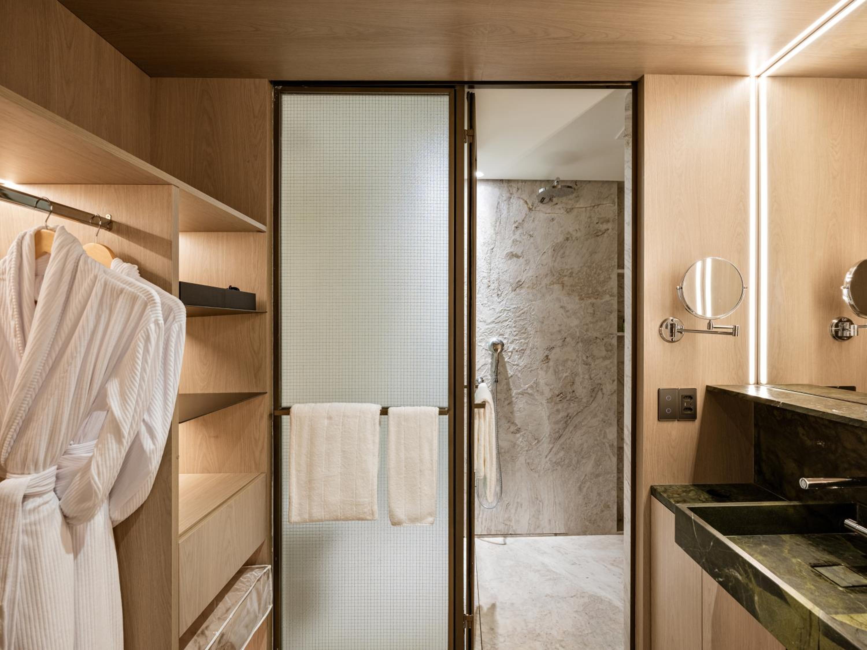 Deluxe Apartment with One King Bed (Non Smoking) thumbnail 5