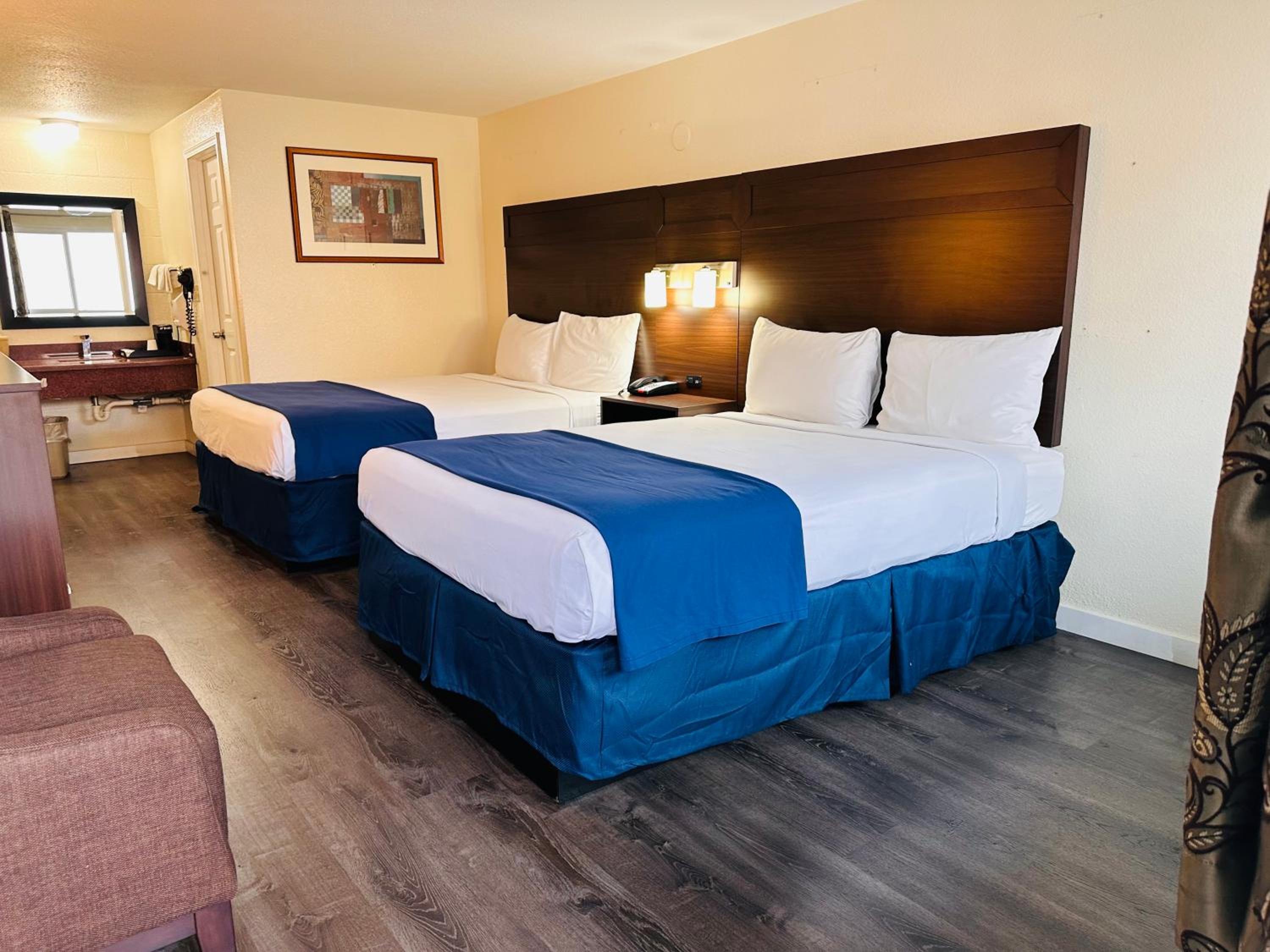 Queen Room with Two Queen Beds photo 1