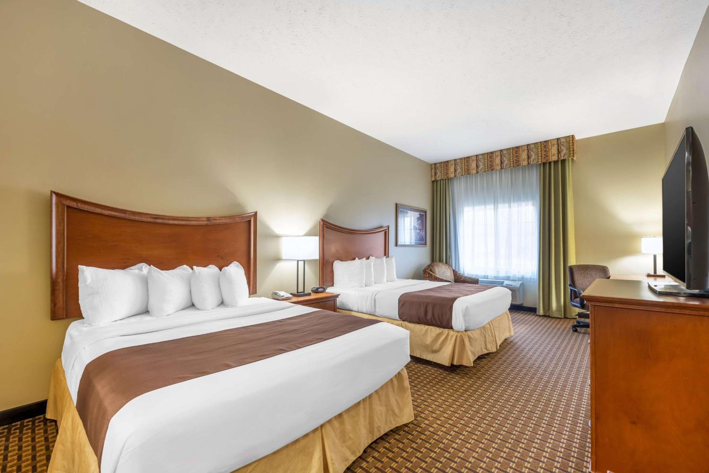 Queen Room with Two Queen Beds - Non-Smoking photo 1
