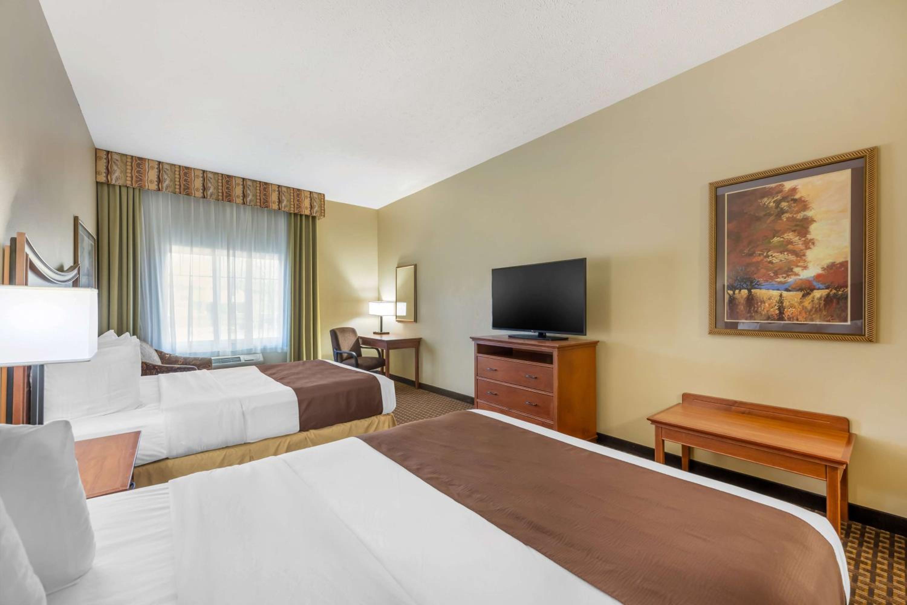 Queen Room with Two Queen Beds and Bath Tub - Disability Access/Non-Smoking  photo 1