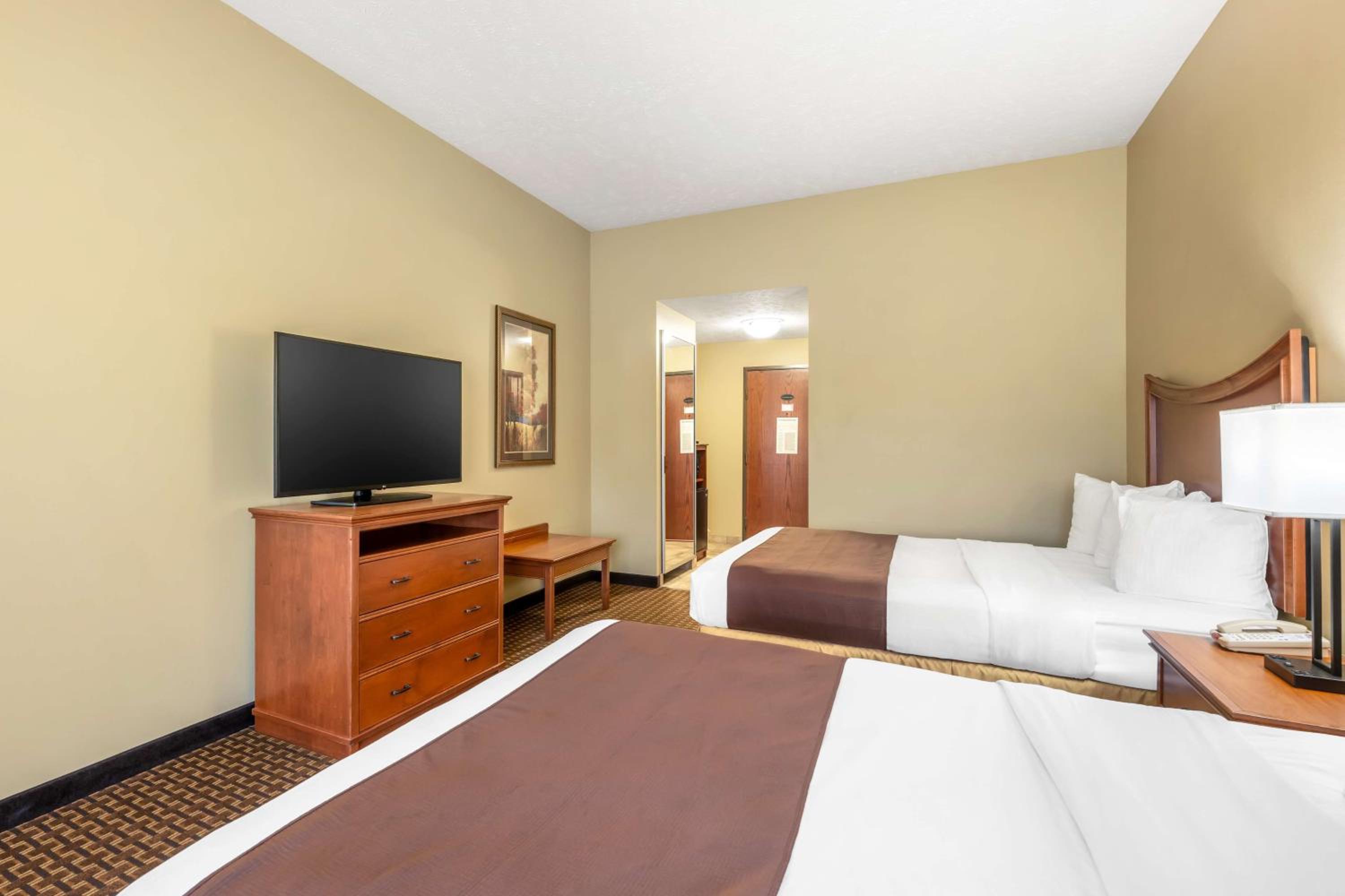 Queen Room with Two Queen Beds and Bath Tub - Disability Access/Non-Smoking  photo 2